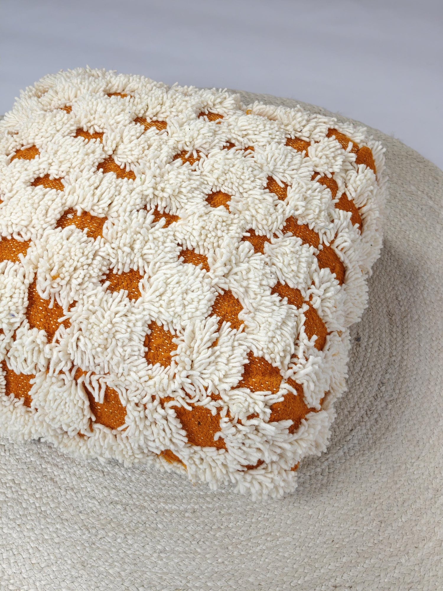 Marokkanischer Pouf, Berber Bodenkissen, Boho Sitzkissen aus Wolle Schachbrettmuster Creme und Orange, Beni Ourain Sitzkissen kariert