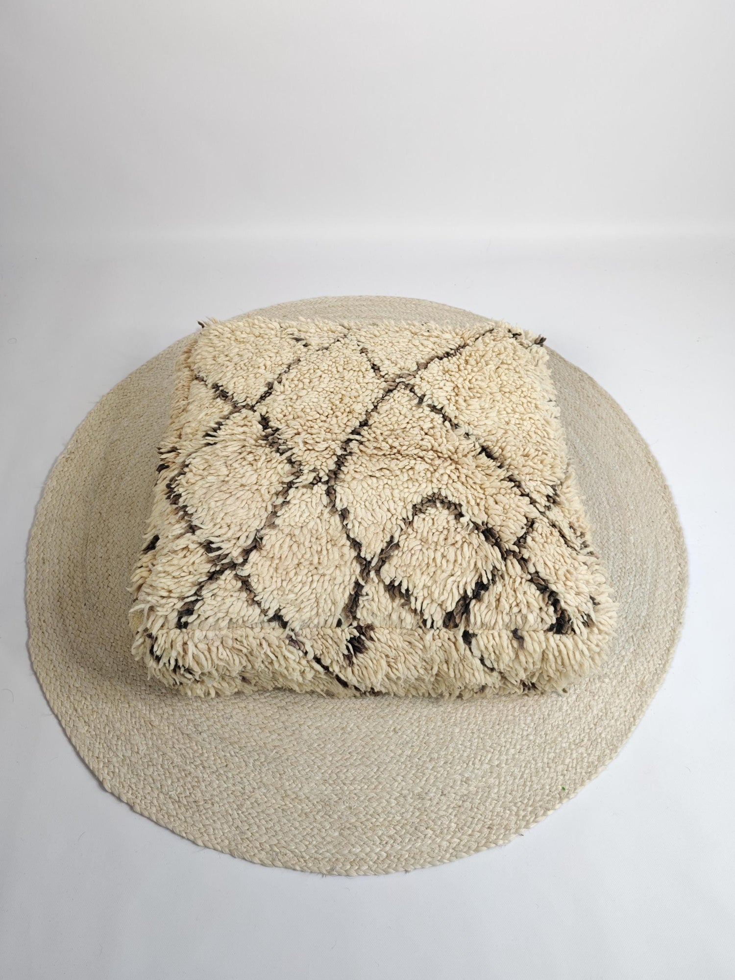 Marokkanischer Beni Ourain Pouf, Berber Bodenkissen, Boho Sitzkissen aus Wolle creme und braun, Vintage Kissen
