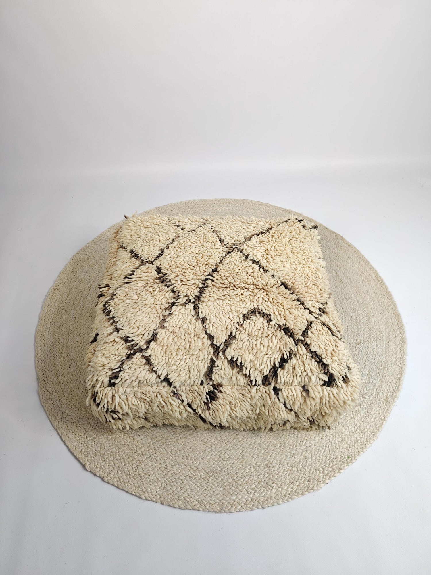 Marokkanischer Beni Ourain Pouf, Berber Bodenkissen, Boho Sitzkissen aus Wolle creme und braun, Vintage Kissen