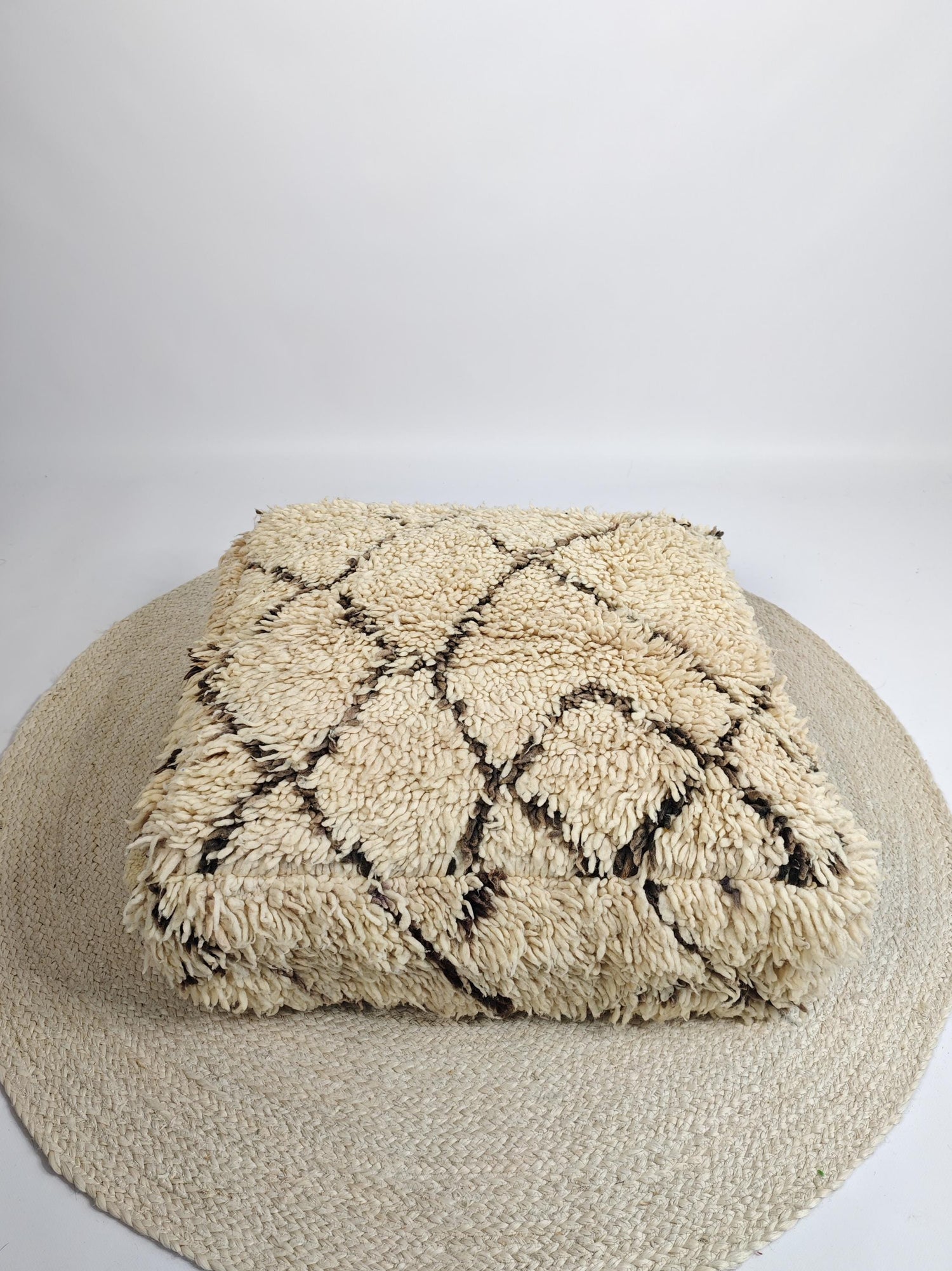 Marokkanischer Beni Ourain Pouf, Berber Bodenkissen, Boho Sitzkissen aus Wolle creme und braun, Vintage Kissen