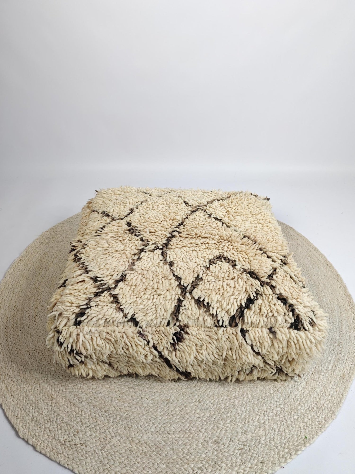 Marokkanischer Beni Ourain Pouf, Berber Bodenkissen, Boho Sitzkissen aus Wolle creme und braun, Vintage Kissen - CocosyBerlin