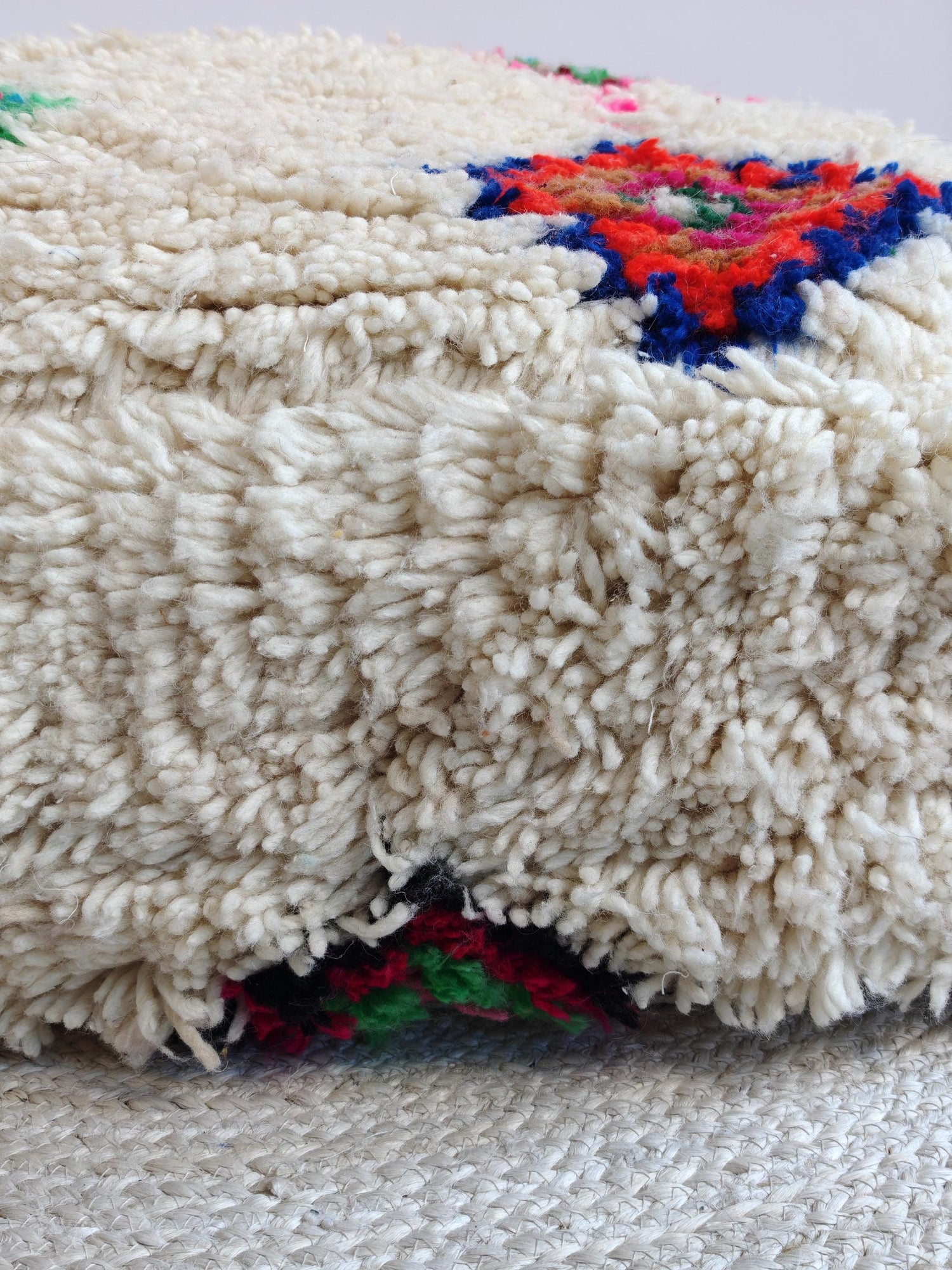 Marokkanischer Beni Ourain Pouf, Berber Bodenkissen geometrische Muster, Boho Sitzkissen aus Wolle bunt regenbogen, Vintage