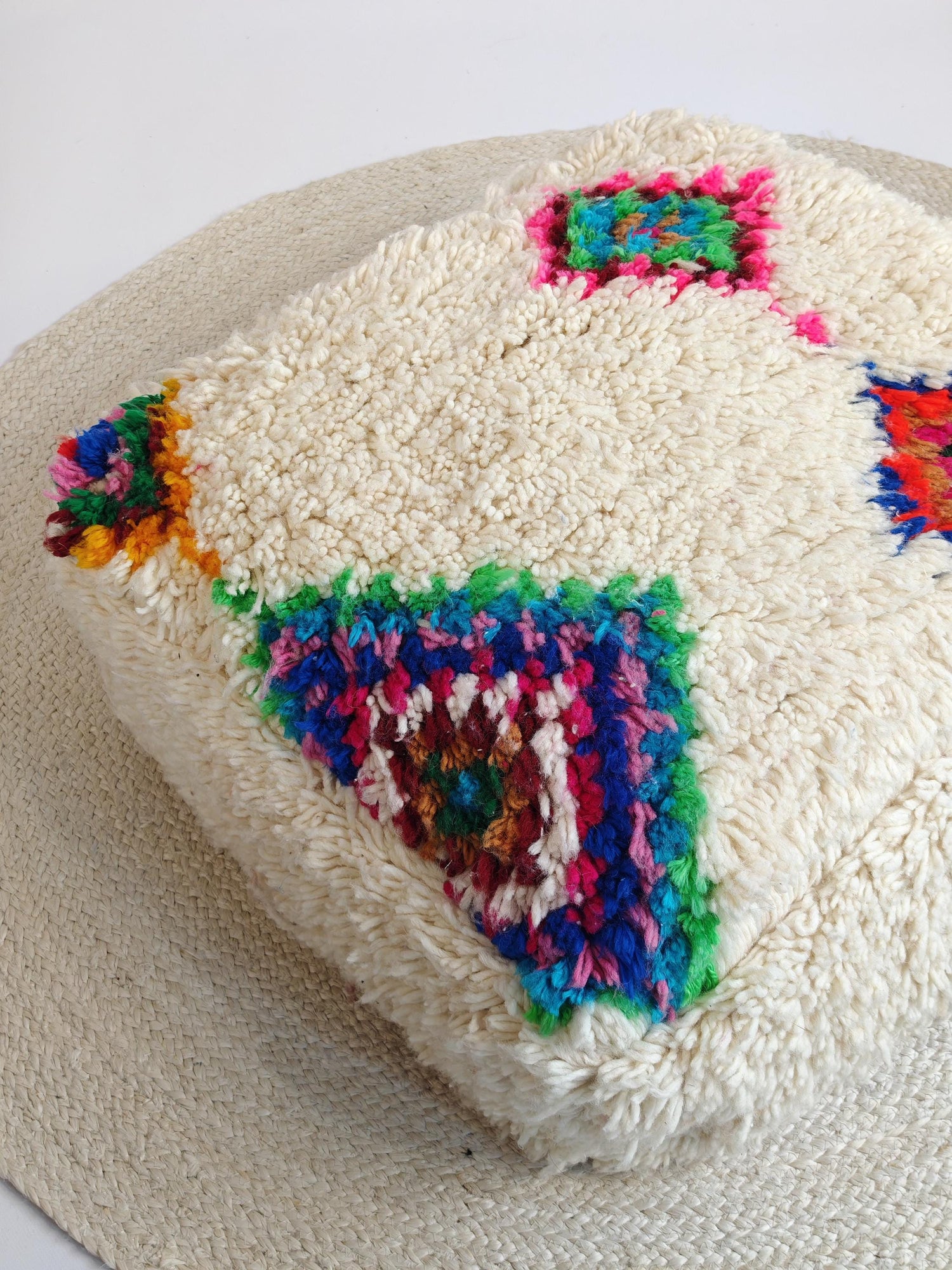 Marokkanischer Beni Ourain Pouf, Berber Bodenkissen geometrische Muster, Boho Sitzkissen aus Wolle bunt regenbogen, Vintage
