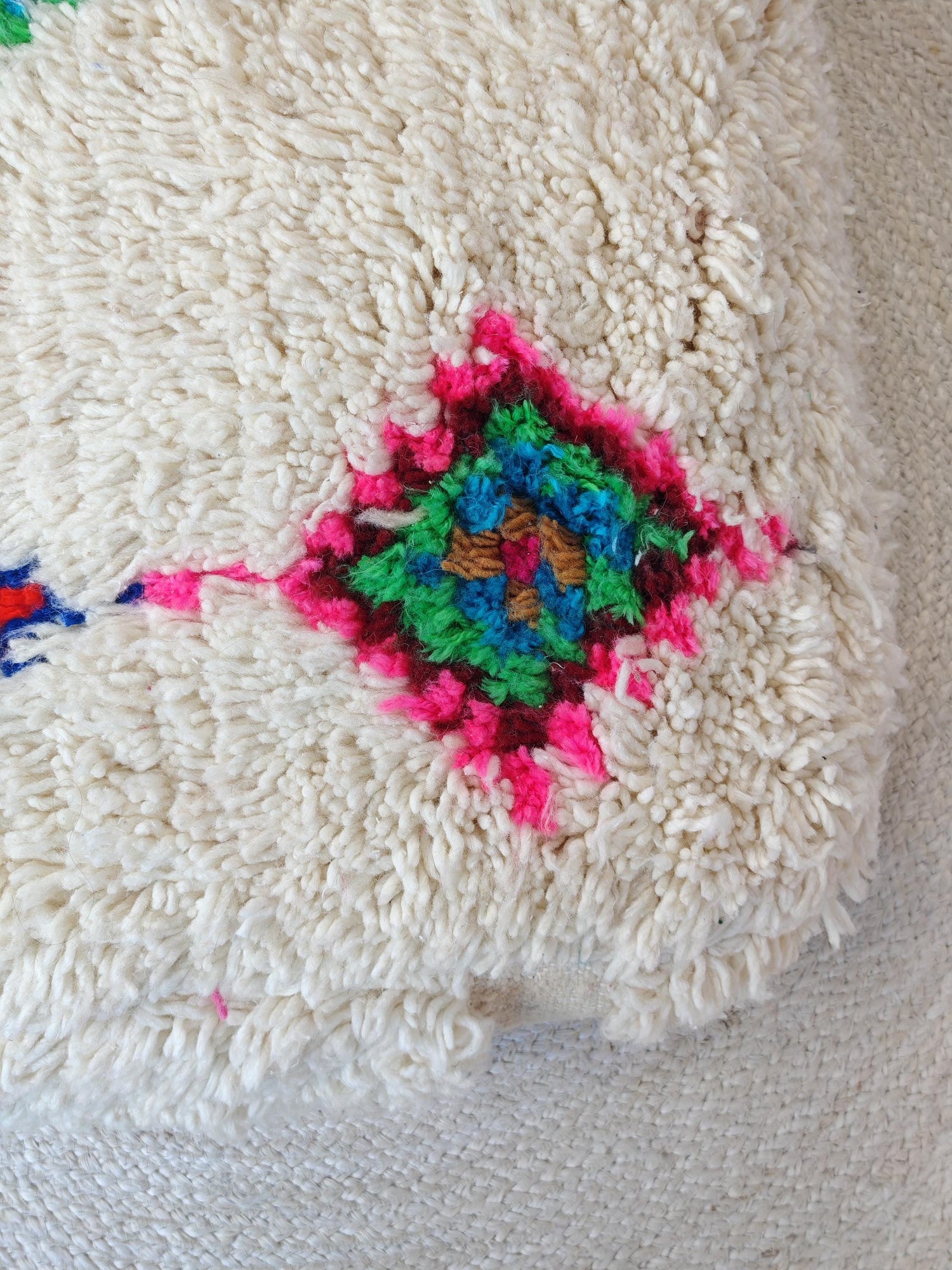 Marokkanischer Beni Ourain Pouf, Berber Bodenkissen geometrische Muster, Boho Sitzkissen aus Wolle bunt regenbogen, Vintage