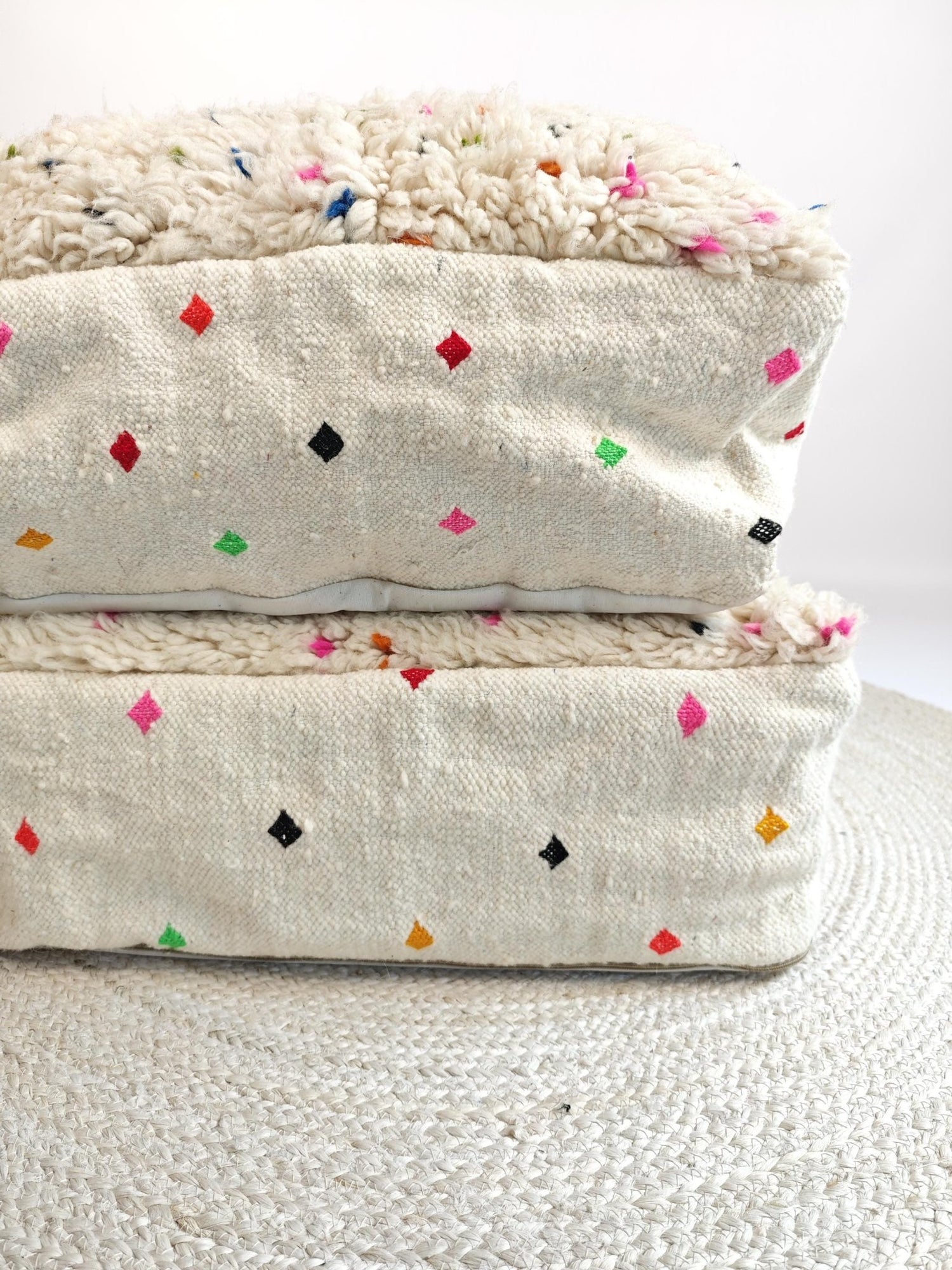 Marokkanischer Beni Ourain Pouf, Berber Bodenkissen, kleine Punkte, Boho Sitzkissen aus Wolle bunt regenbogen, Vintage - CocosyBerlin