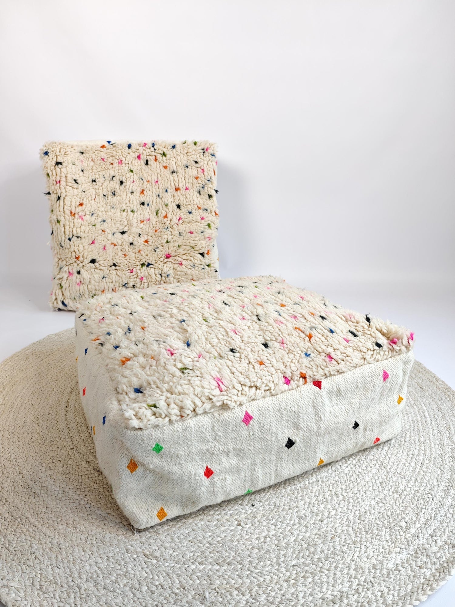 Marokkanischer Beni Ourain Pouf, Berber Bodenkissen, kleine Punkte, Boho Sitzkissen aus Wolle bunt regenbogen, Vintage