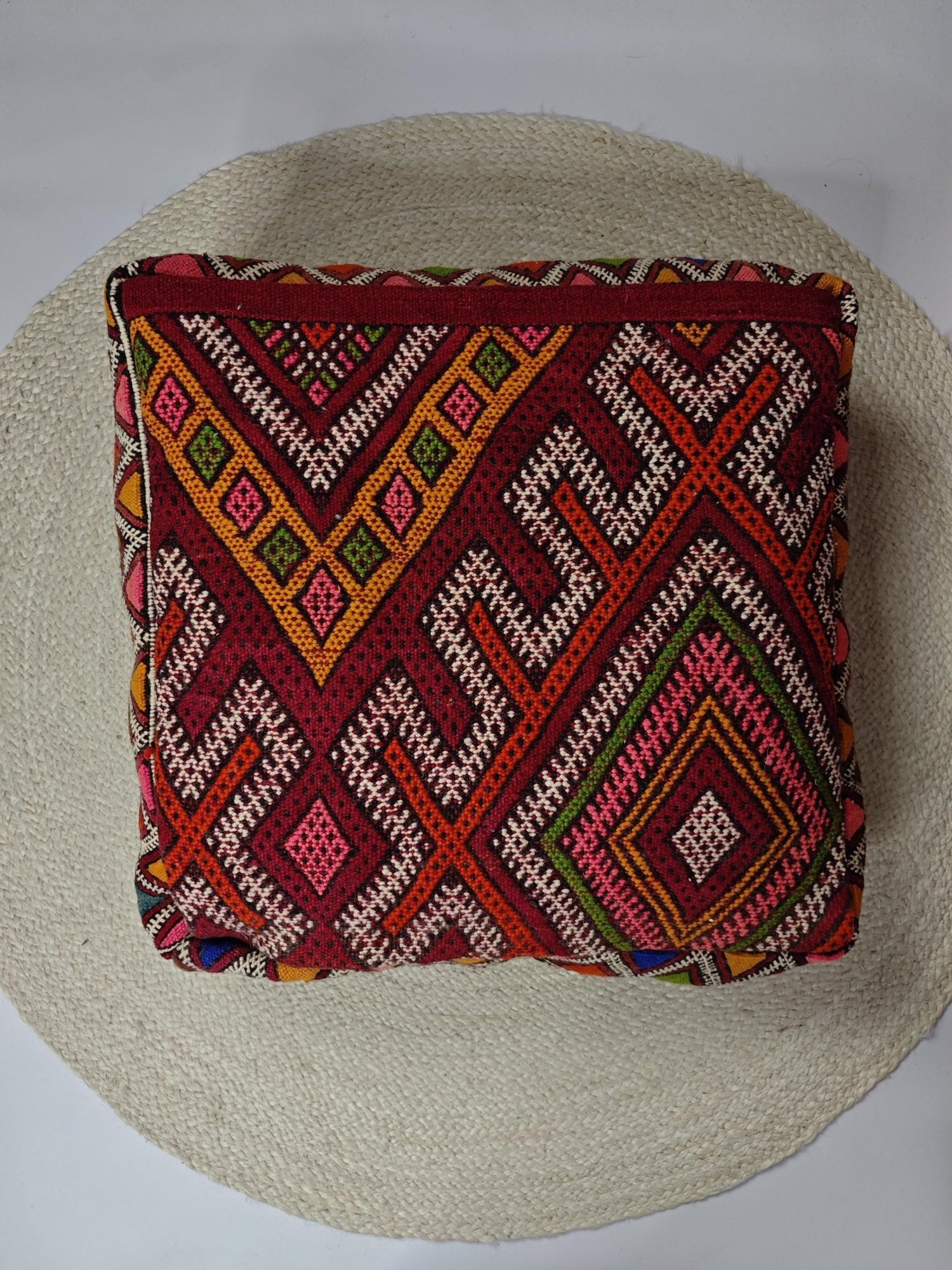 Marokkanischer Pouf, Berber Bodenkissen Rot Burgundy, Boho Sitzkissen aus Wolle, Kelim mit geomerische Amazigh Muster, handarbeit - CocosyBerlin
