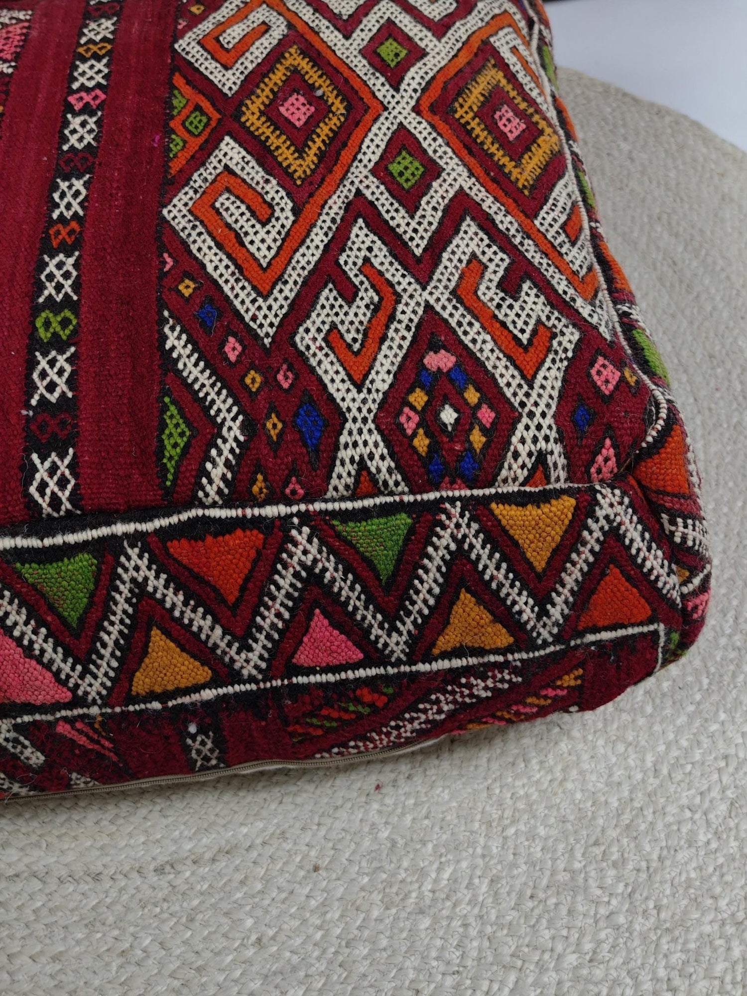 Marokkanischer Pouf, Berber Bodenkissen Rot Burgundy, Boho Sitzkissen aus Wolle, Kelim mit geomerische Amazigh Muster, handarbeit - CocosyBerlin