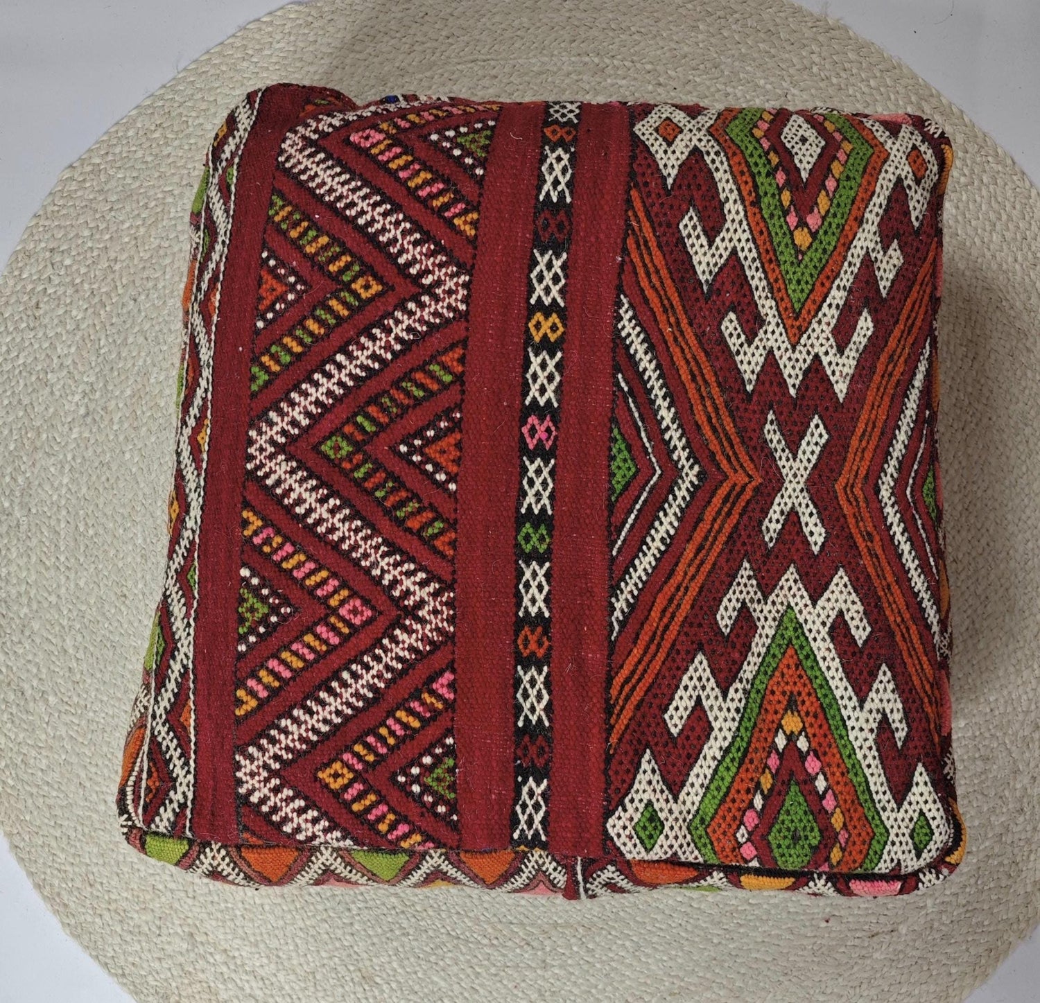 Marokkanischer Pouf, Berber Bodenkissen Rot Burgundy, Boho Sitzkissen aus Wolle, Kelim mit geomerische Amazigh Muster, handarbeit - CocosyBerlin