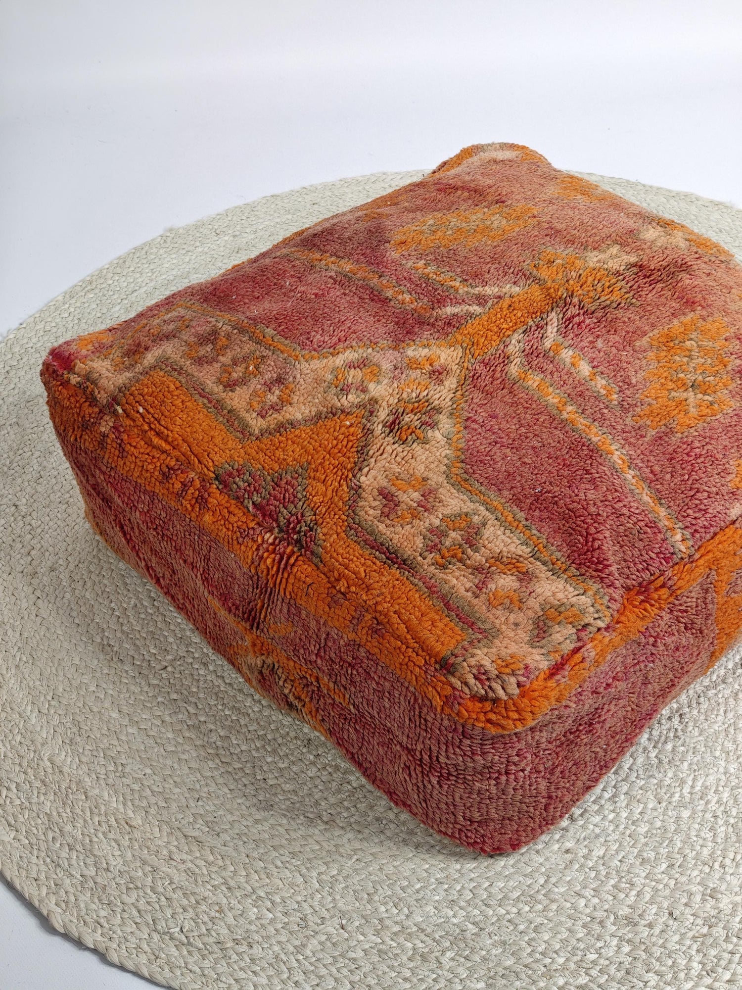 Marokkanischer Vintage Pouf, Berber Bodenkissen, Sitzkissen aus 100% Wolle alt rosa und orange