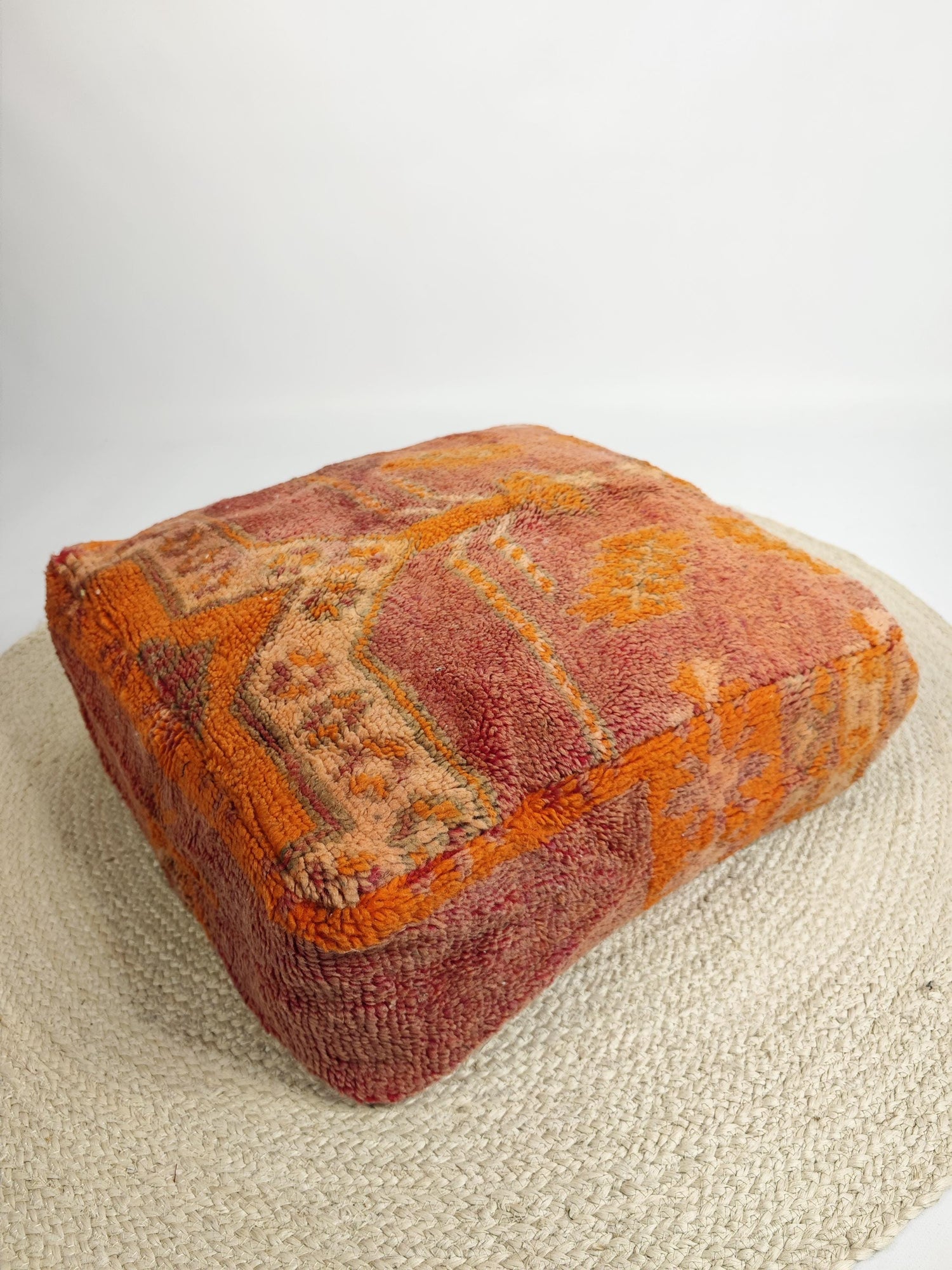 Marokkanischer Vintage Pouf, Berber Bodenkissen, Sitzkissen aus 100% Wolle alt rosa und orange