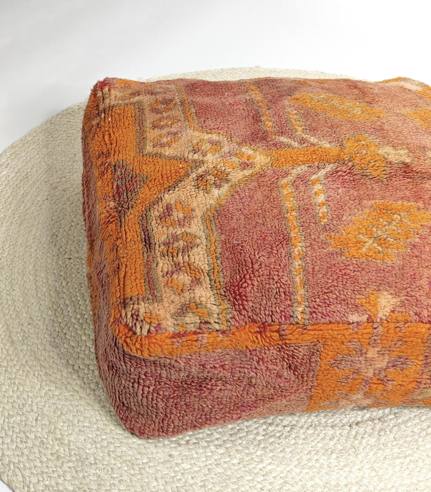 Marokkanischer Vintage Pouf, Berber Bodenkissen, Sitzkissen aus 100% Wolle alt rosa und orange - CocosyBerlin
