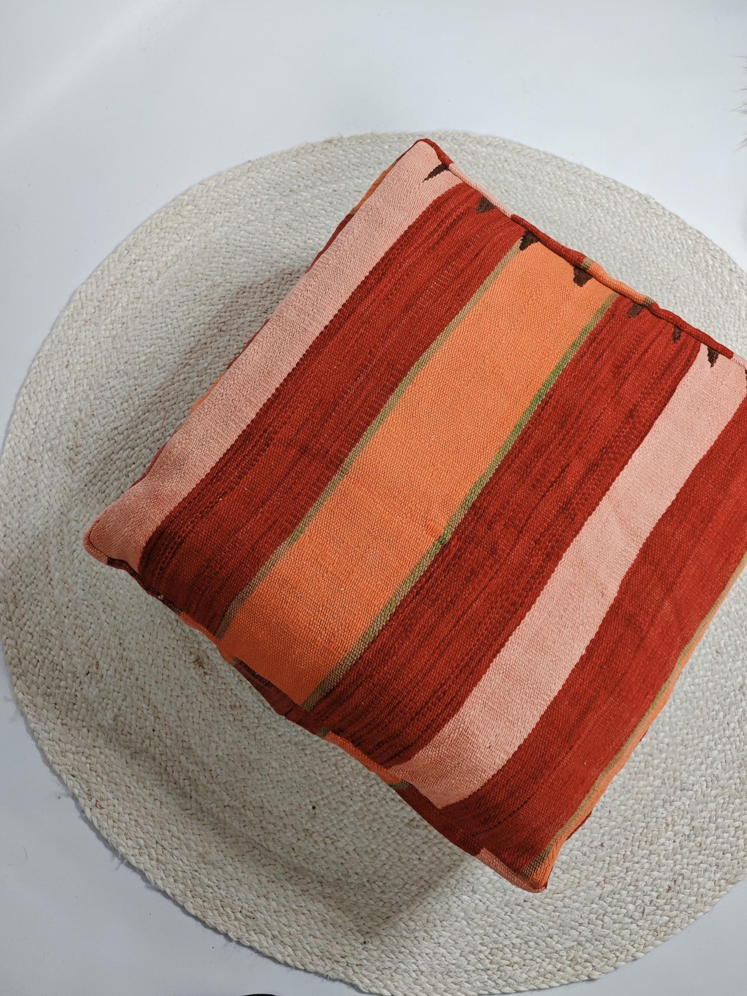 Marokkanischer Pouf, Berber Bodenkissen bunt, Boho Sitzkissen aus Wolle Rosa und Orange, Vintage Kelim Bodenkissen