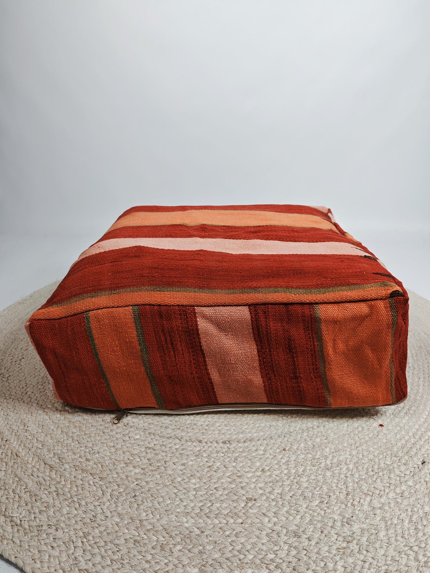 Marokkanischer Pouf, Berber Bodenkissen bunt, Boho Sitzkissen aus Wolle Rosa und Orange, Vintage Kelim Bodenkissen