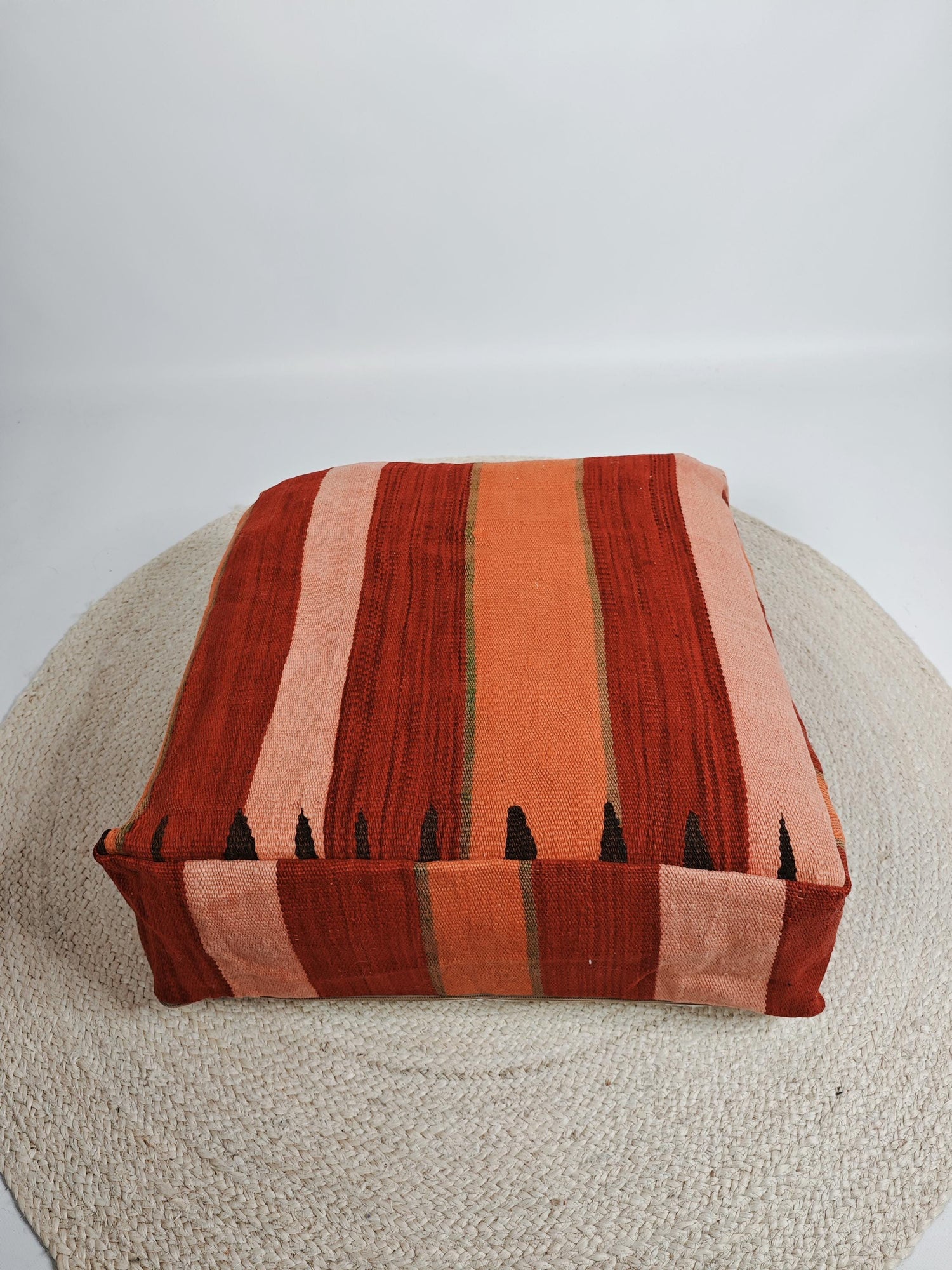 Marokkanischer Pouf, Berber Bodenkissen bunt, Boho Sitzkissen aus Wolle Rosa und Orange, Vintage Kelim Bodenkissen