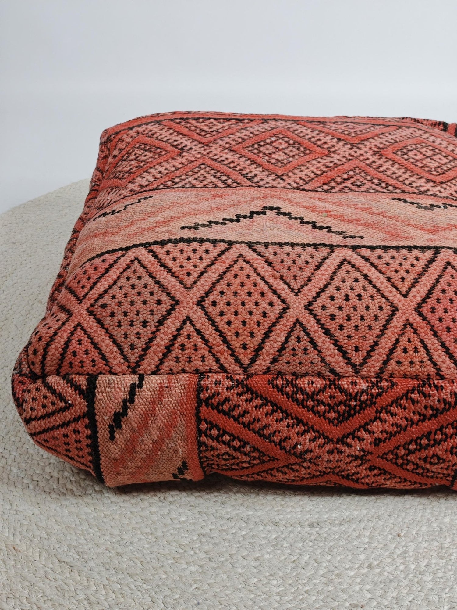 Marokkanischer Pouf, Berber Bodenkissen Pink und Rosa, Boho Sitzkissen aus Wolle, Kelim Bodenkissen, handarbeit - CocosyBerlin