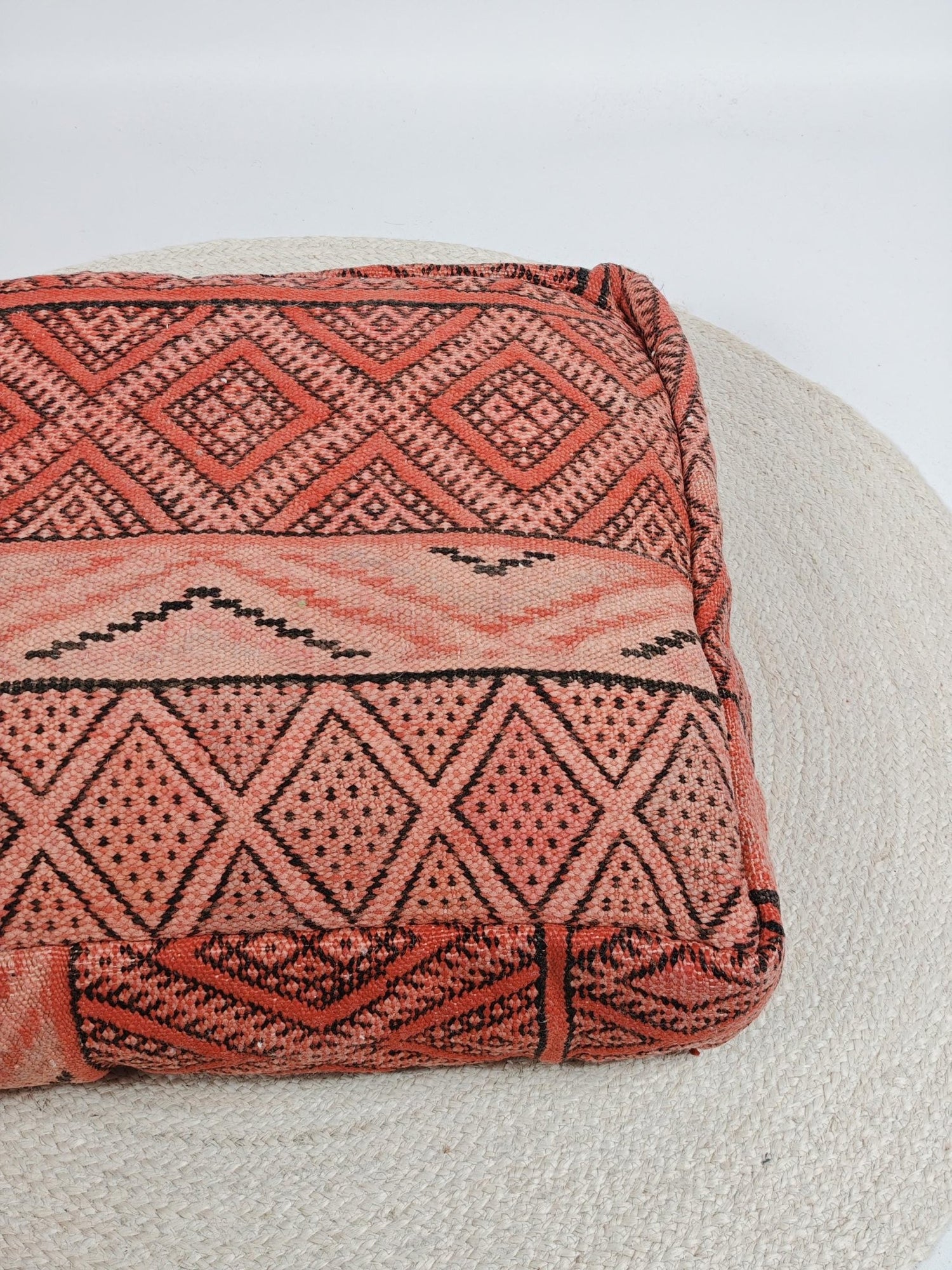 Marokkanischer Pouf, Berber Bodenkissen Pink und Rosa, Boho Sitzkissen aus Wolle, Kelim Bodenkissen, handarbeit - CocosyBerlin