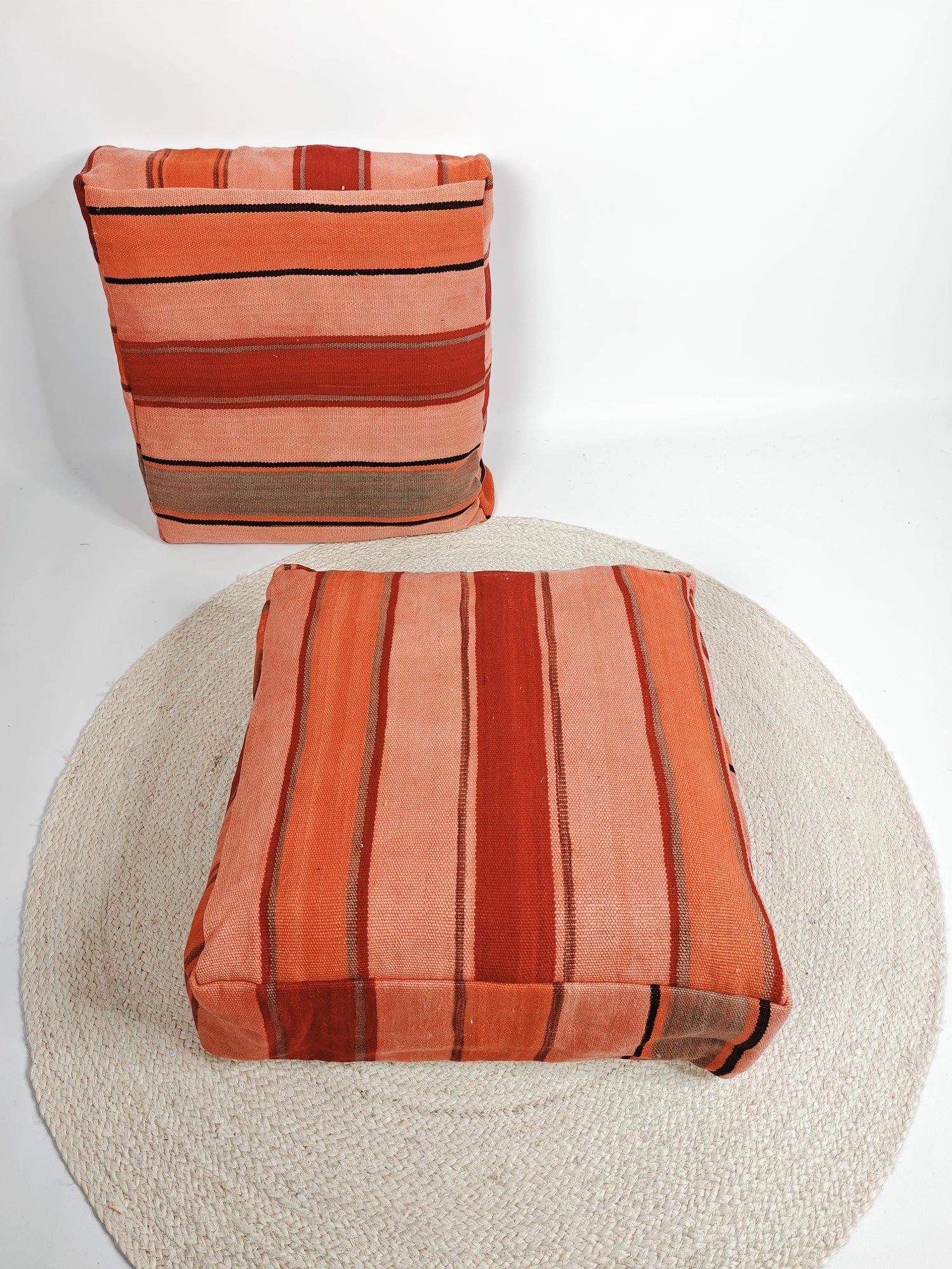 Marokkanischer Pouf mit Streifen Muster, Berber Bodenkissen bunt, Boho Sitzkissen aus Wolle Rosa und Orange, Vintage Kelim Bodenkissen