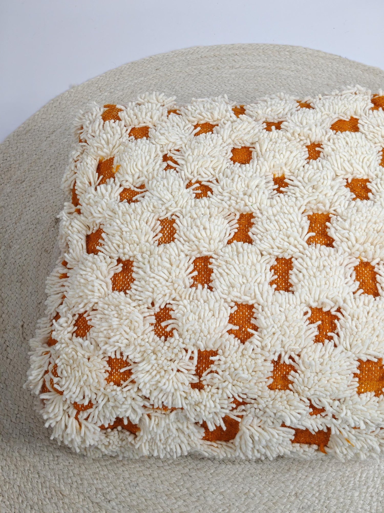 Marokkanischer Pouf, Berber Bodenkissen, Boho Sitzkissen aus Wolle Schachbrettmuster Creme und Orange, Beni Ourain Sitzkissen kariert