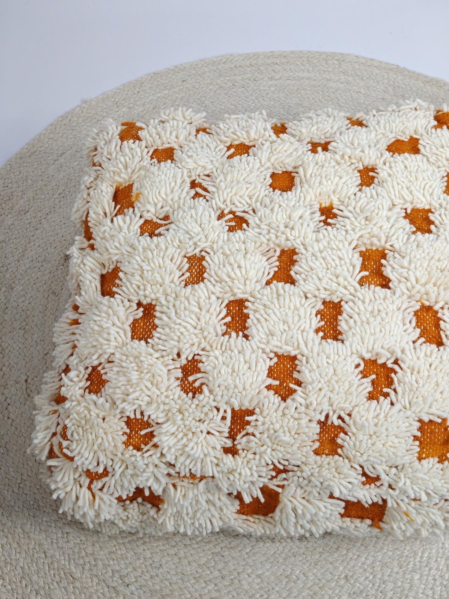 Marokkanischer Pouf, Berber Bodenkissen, Boho Sitzkissen aus Wolle Schachbrettmuster Creme und Orange, Beni Ourain Sitzkissen kariert - CocosyBerlin