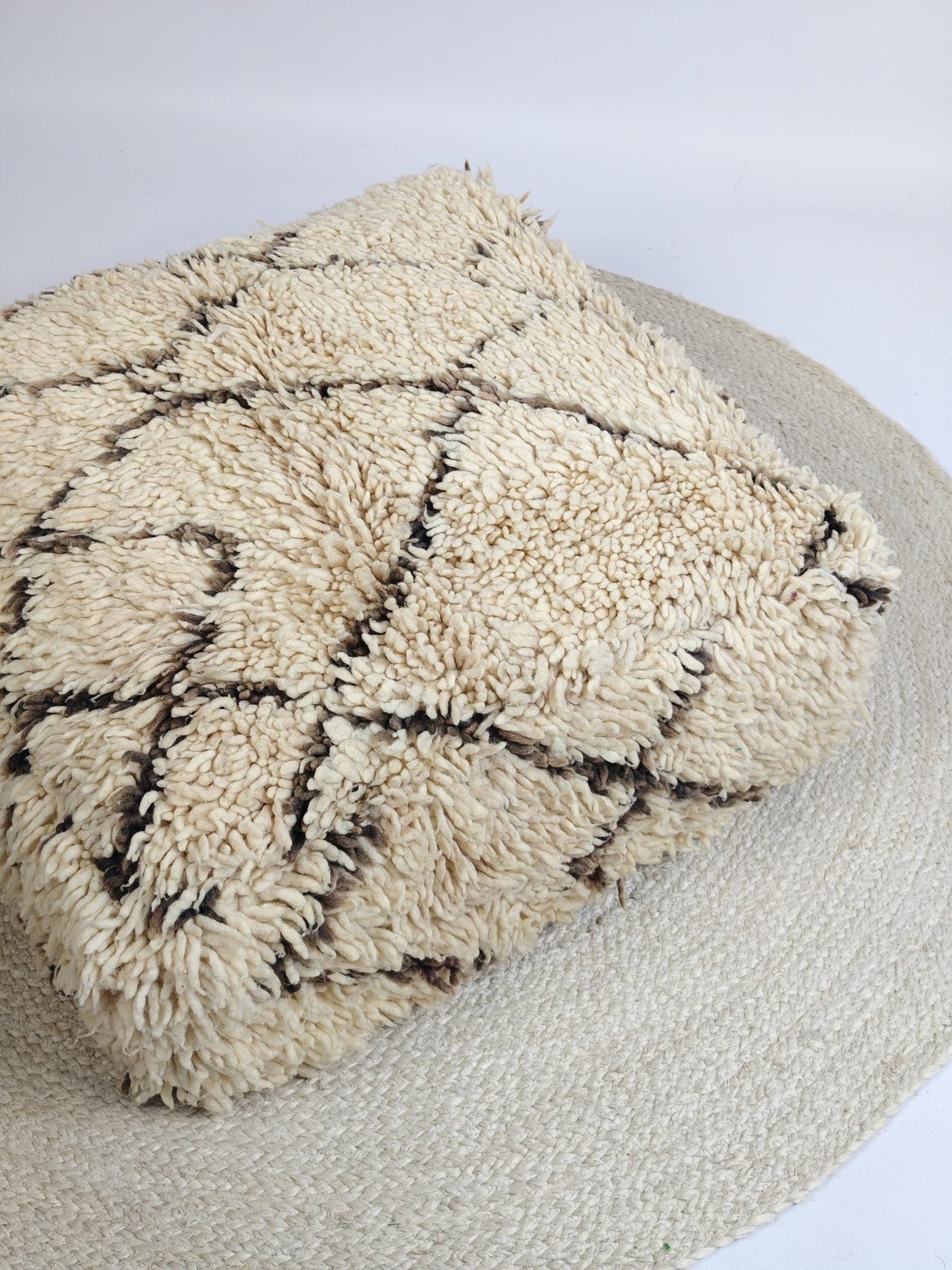Marokkanischer Beni Ourain Pouf, Berber Bodenkissen, Boho Sitzkissen aus Wolle creme und braun, Vintage Kissen - CocosyBerlin