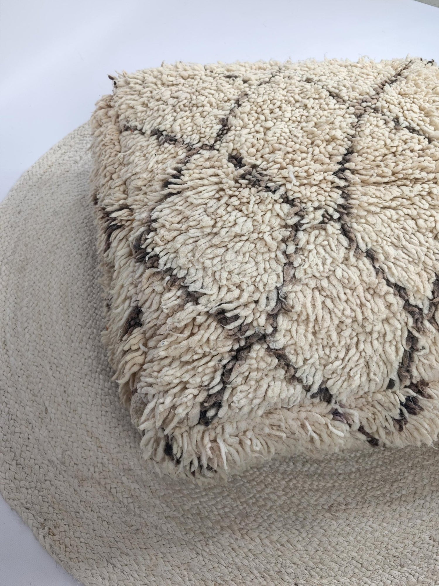 Marokkanischer Beni Ourain Pouf, Berber Bodenkissen, Boho Sitzkissen aus Wolle creme und braun, Vintage Kissen - CocosyBerlin