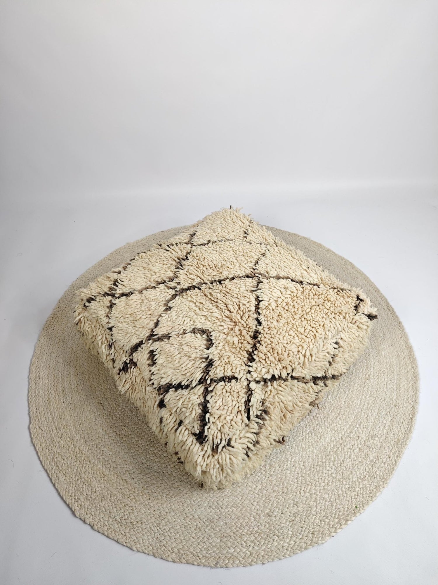 Marokkanischer Beni Ourain Pouf, Berber Bodenkissen, Boho Sitzkissen aus Wolle creme und braun, Vintage Kissen - CocosyBerlin