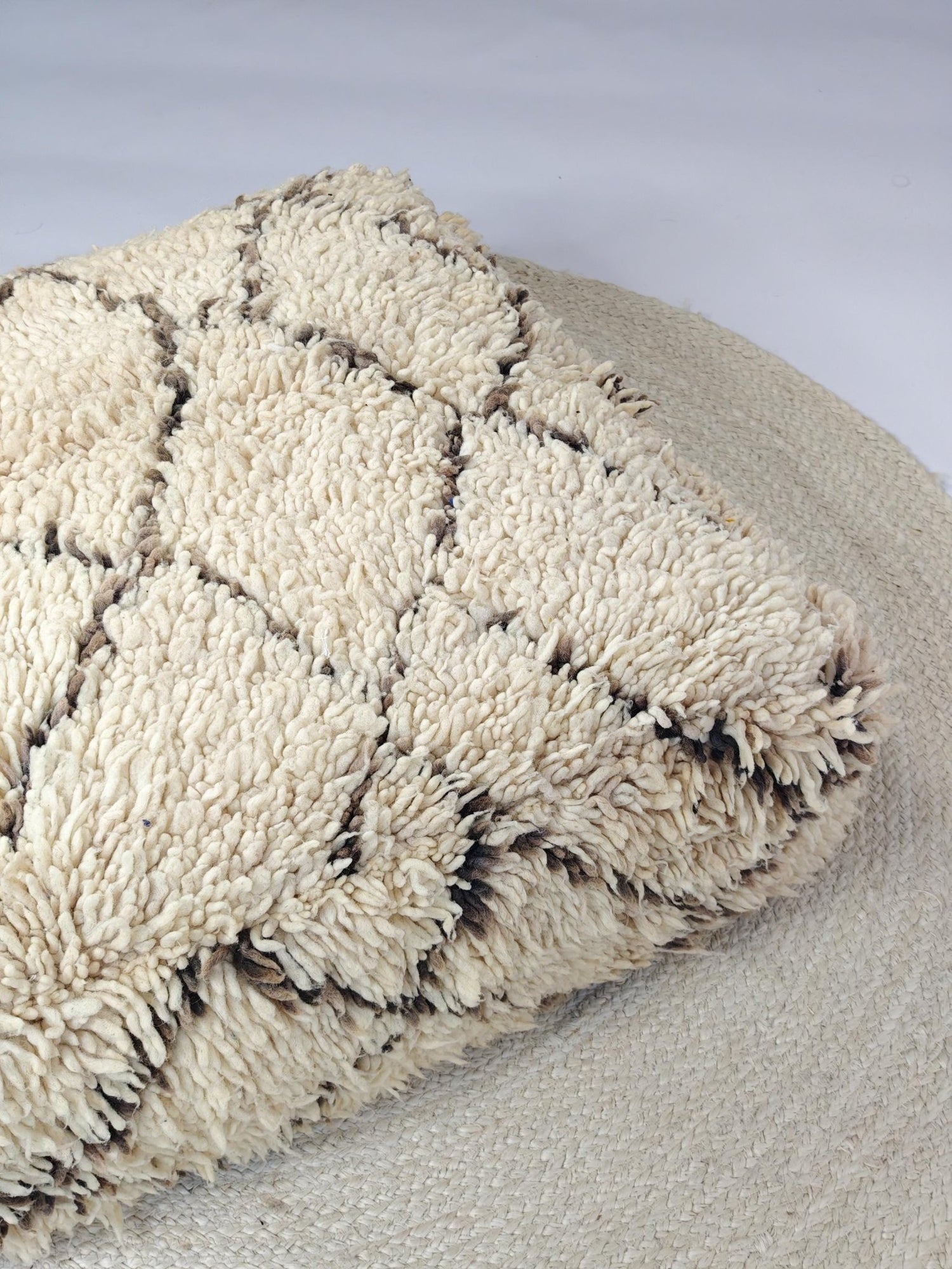 Marokkanischer Beni Ourain Pouf, Berber Bodenkissen, Boho Sitzkissen aus Wolle creme und braun, Vintage Kissen - CocosyBerlin