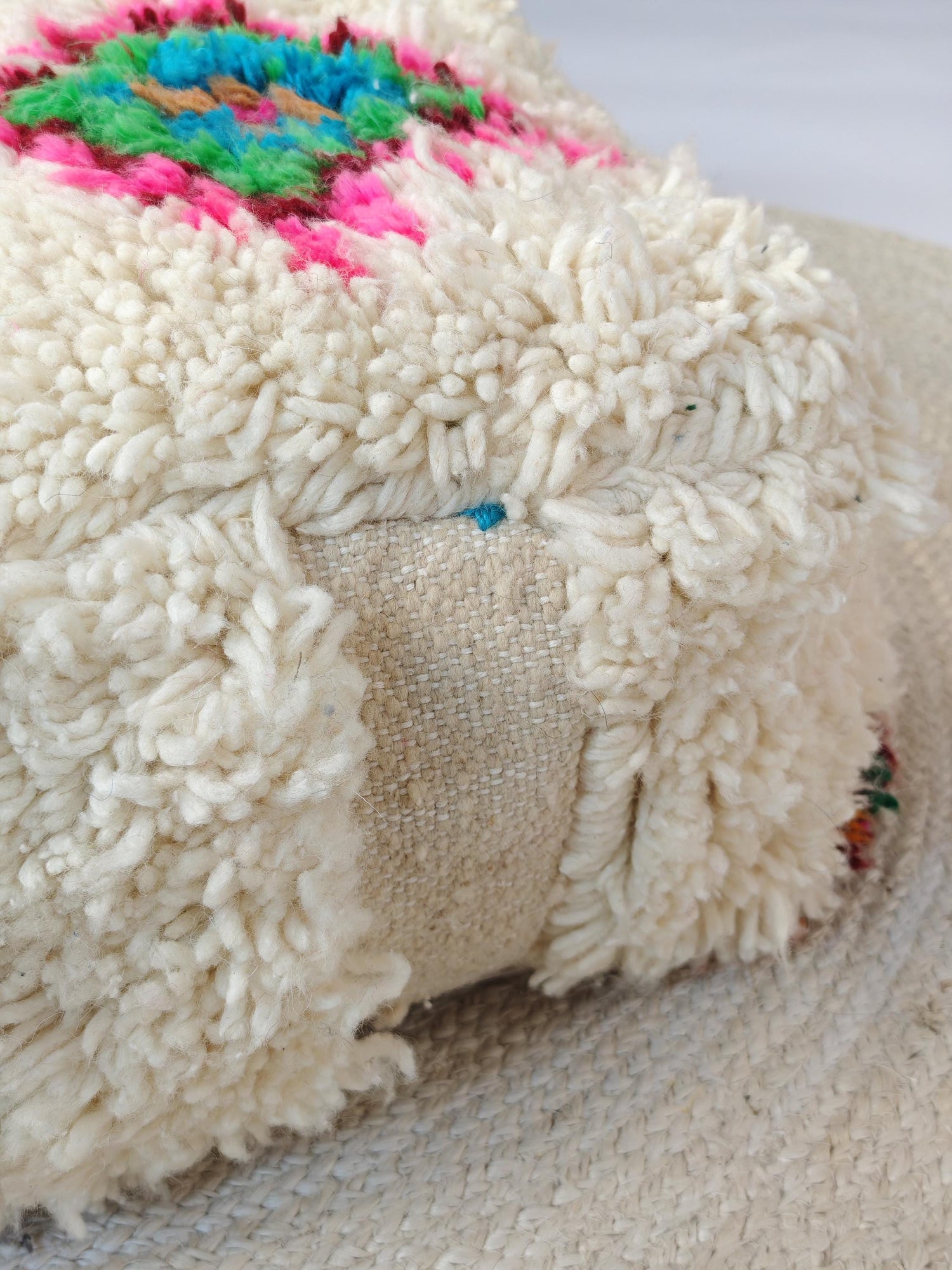 Marokkanischer Beni Ourain Pouf, Berber Bodenkissen geometrische Muster, Boho Sitzkissen aus Wolle bunt regenbogen, Vintage