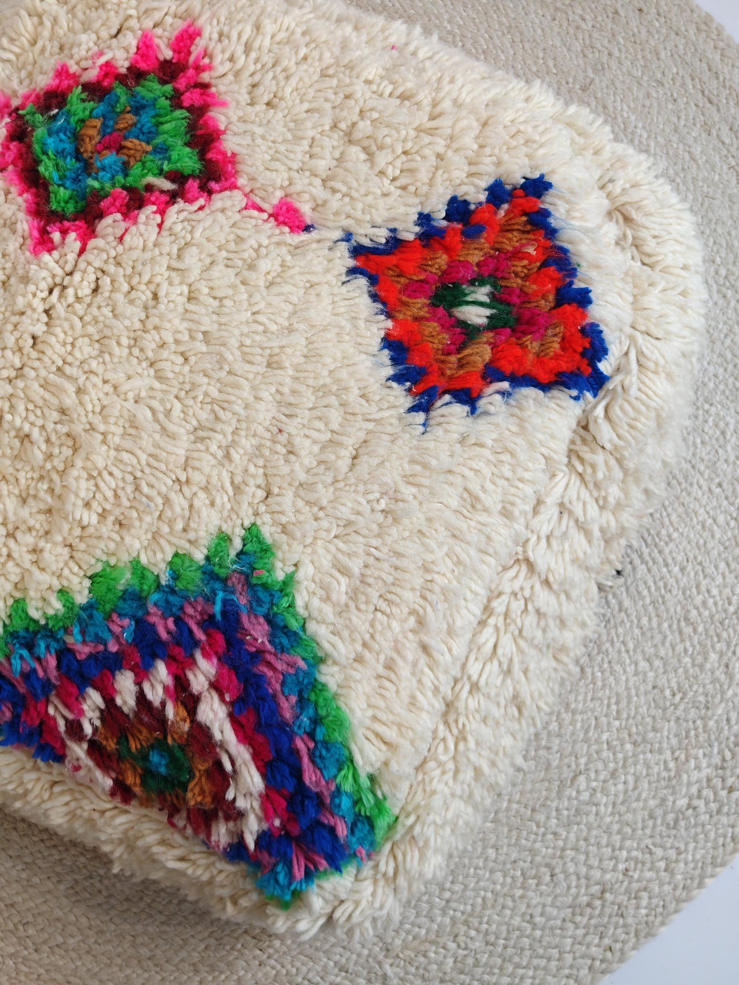 Marokkanischer Beni Ourain Pouf, Berber Bodenkissen geometrische Muster, Boho Sitzkissen aus Wolle bunt regenbogen, Vintage