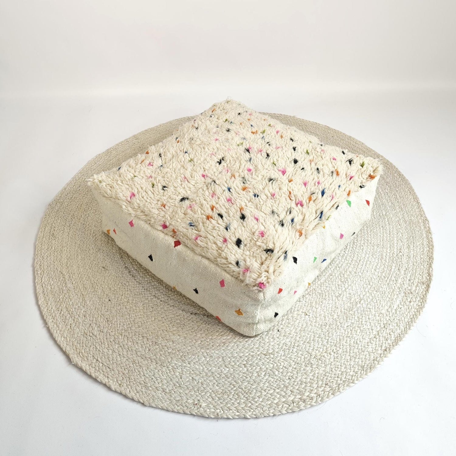 Marokkanischer Beni Ourain Pouf, Berber Bodenkissen, kleine Punkte, Boho Sitzkissen aus Wolle bunt regenbogen, Vintage
