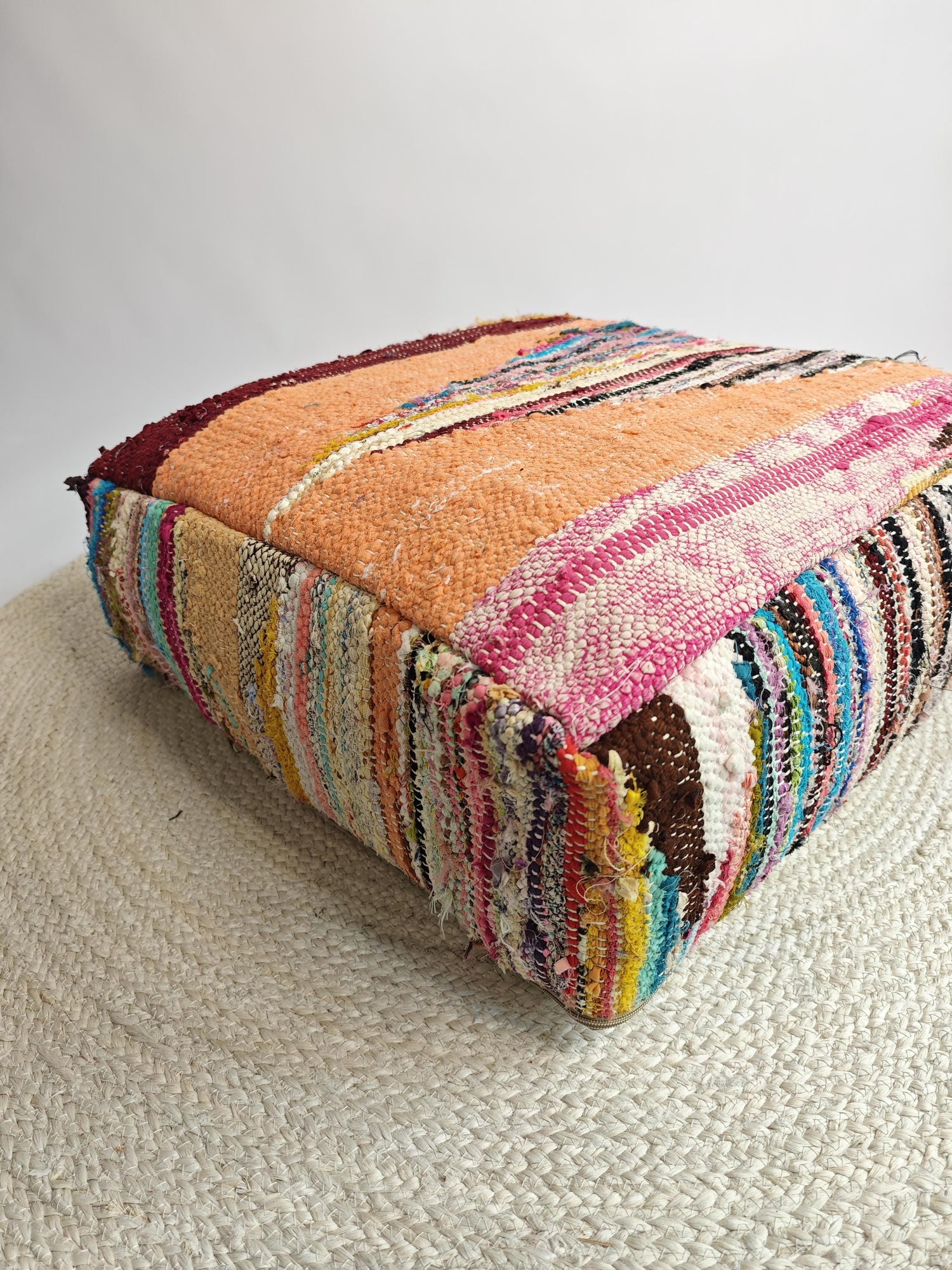 Cocosy Premium Collection - Marokkanischer Pouf mit geometrischen Muster, Upcyling Pouf aus Stoffresten, Boho Sitzkissen, Unikat