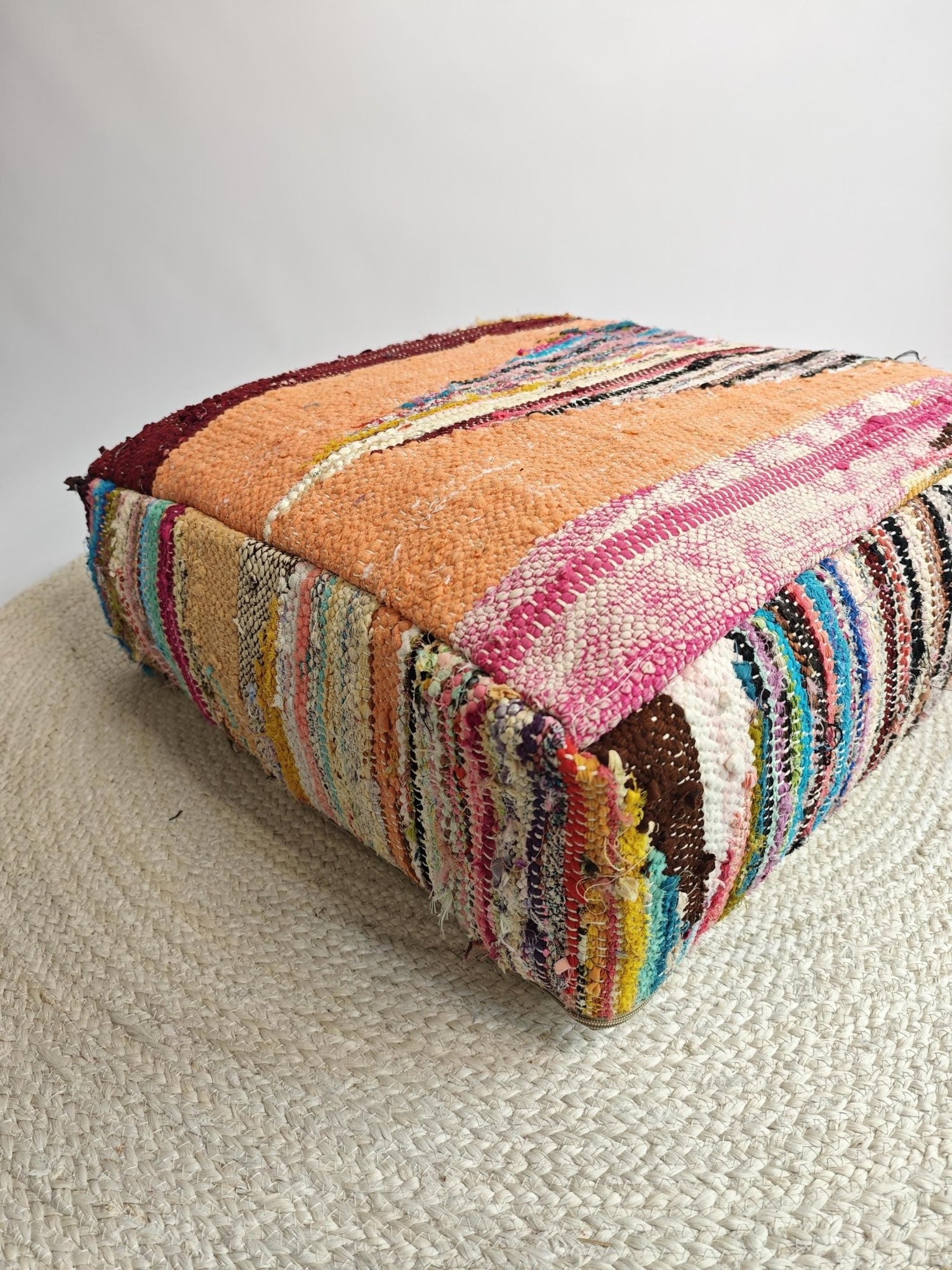 Cocosy Premium Collection - Marokkanischer Pouf mit geometrischen Muster, Upcyling Pouf aus Stoffresten, Boho Sitzkissen, Unikat - CocosyBerlin