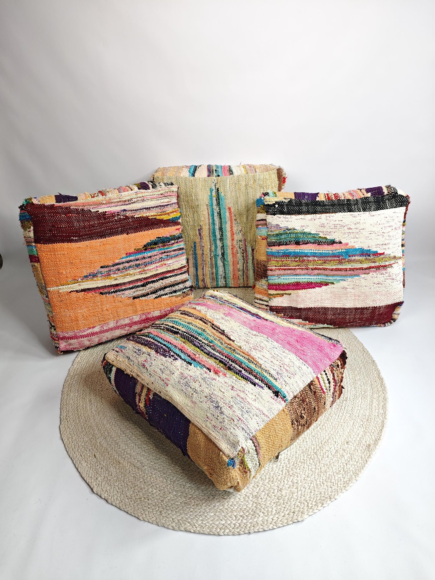 Cocosy Premium Collection - Marokkanischer Pouf mit geometrischen Muster, Upcyling Pouf aus Stoffresten, Boho Sitzkissen, Unikat