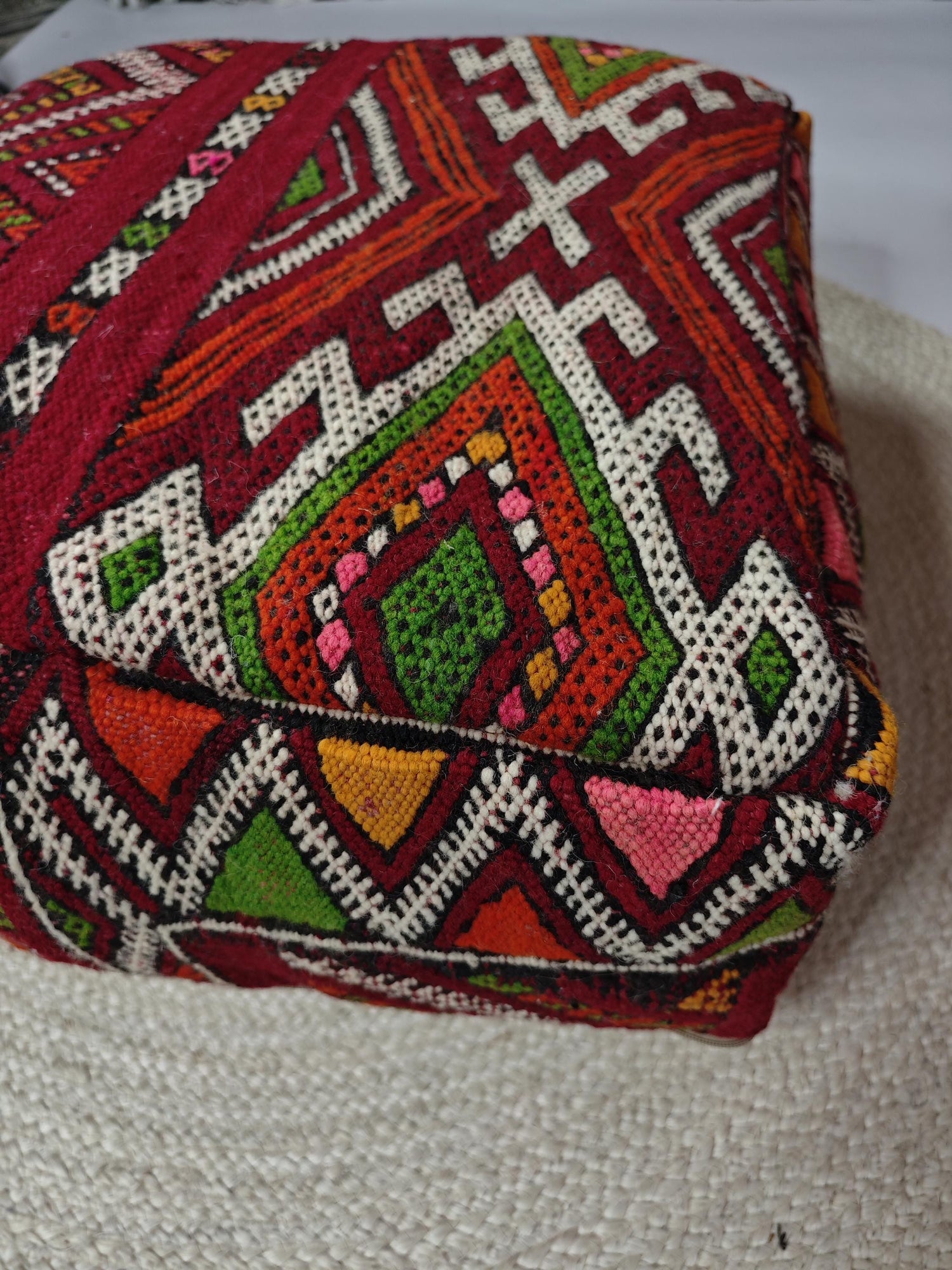 Marokkanischer Pouf, Berber Bodenkissen Rot Burgundy, Boho Sitzkissen aus Wolle, Kelim mit geomerische Amazigh Muster, handarbeit