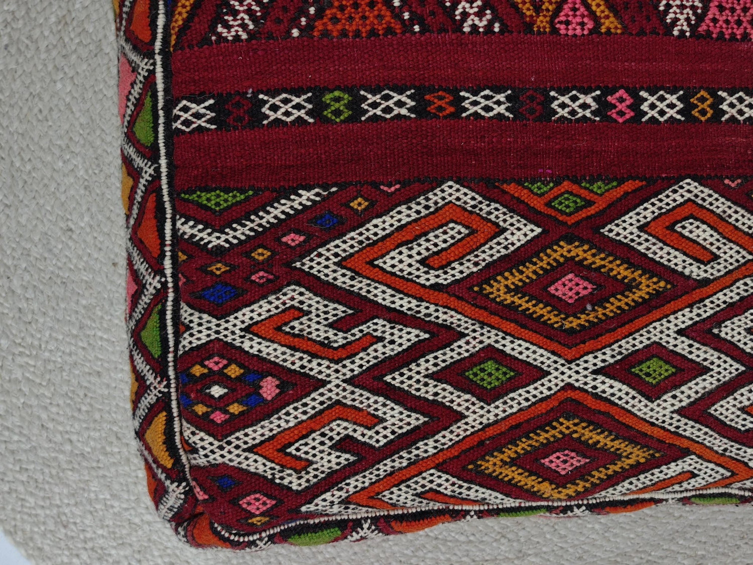 Marokkanischer Pouf, Berber Bodenkissen Rot Burgundy, Boho Sitzkissen aus Wolle, Kelim mit geomerische Amazigh Muster, handarbeit - CocosyBerlin