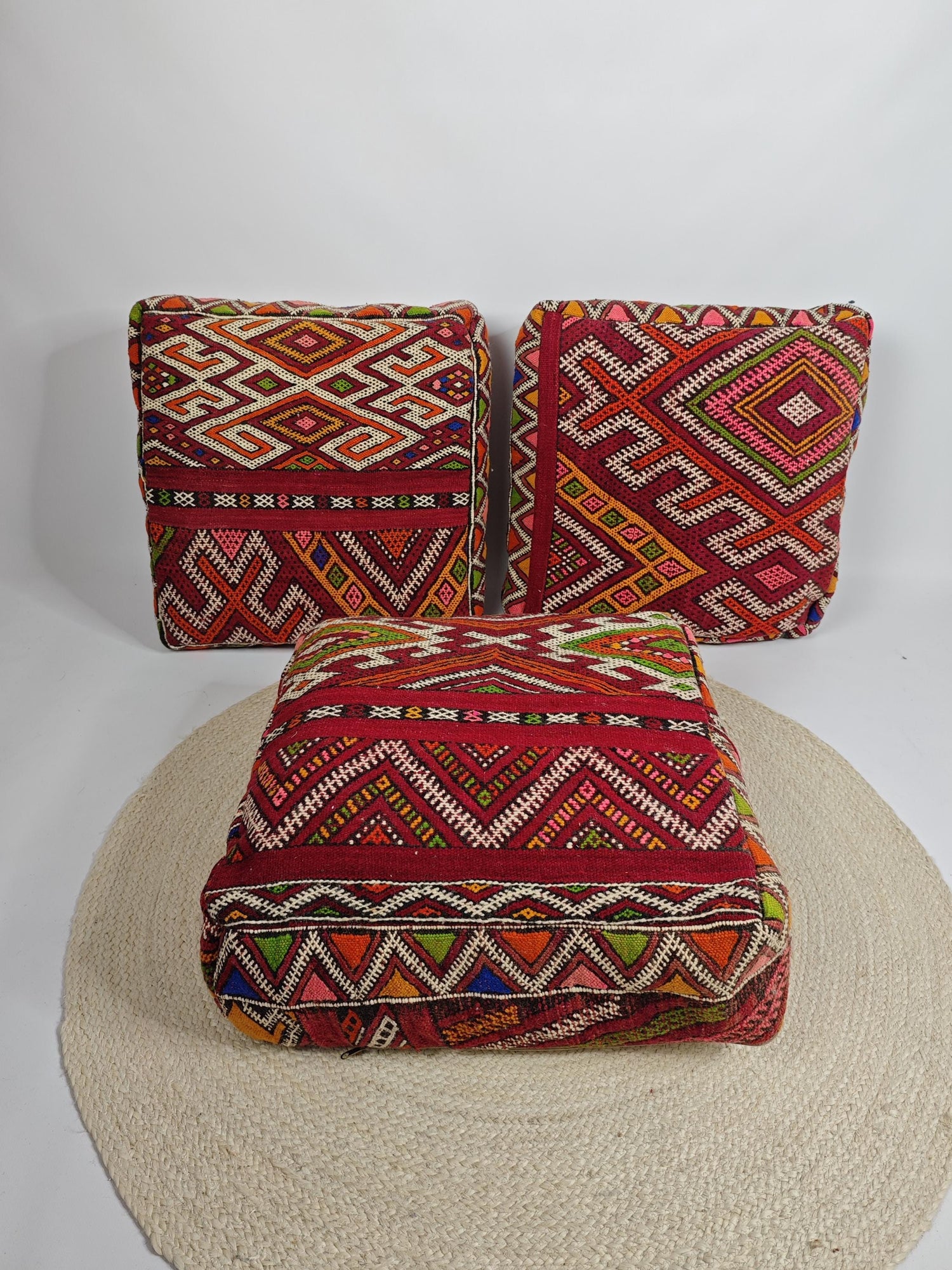 Marokkanischer Pouf, Berber Bodenkissen Rot Burgundy, Boho Sitzkissen aus Wolle, Kelim mit geomerische Amazigh Muster, handarbeit