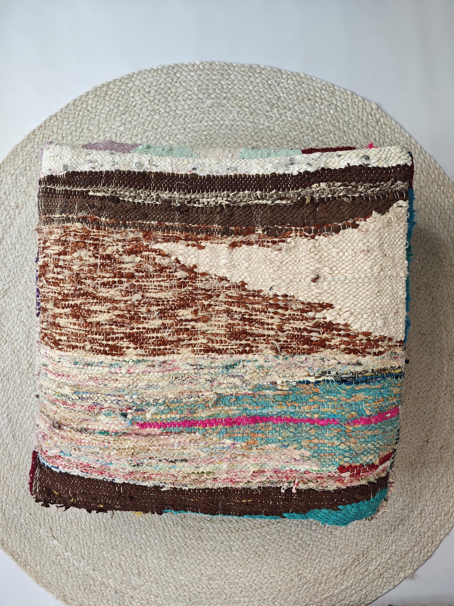 Cocosy Premium Collection - Pouf aus Marokko mit geometrischen Muster, Upcyling Pouf aus Stoffresten, Boho Sitzkissen, Braun Blau, Handarbeit