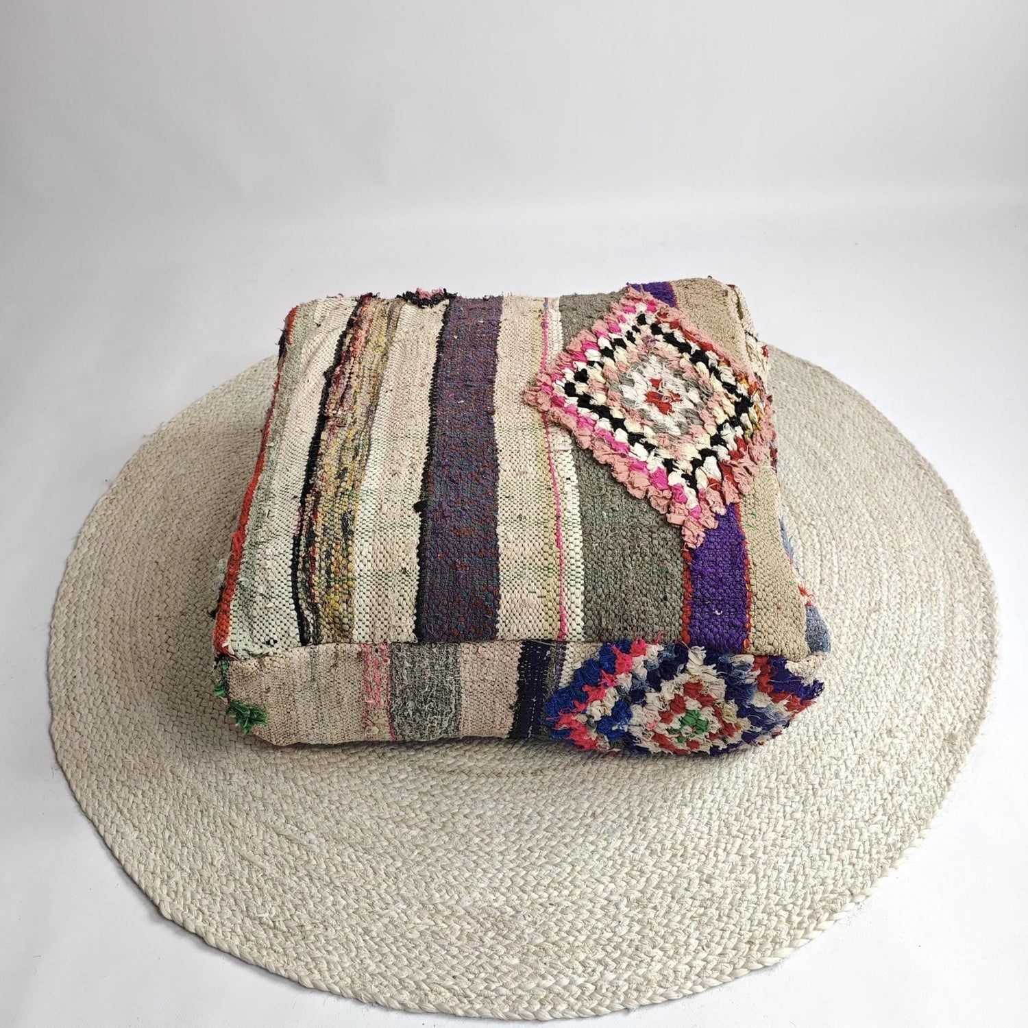 Cocosy Premium Collection - Pouf aus Marokko mit geometrischem Muster, Upcyling Pouf aus Stoffresten, Boho Sitzkissen, Bunt, Unikat, Handarbeit, Streifen - CocosyBerlin