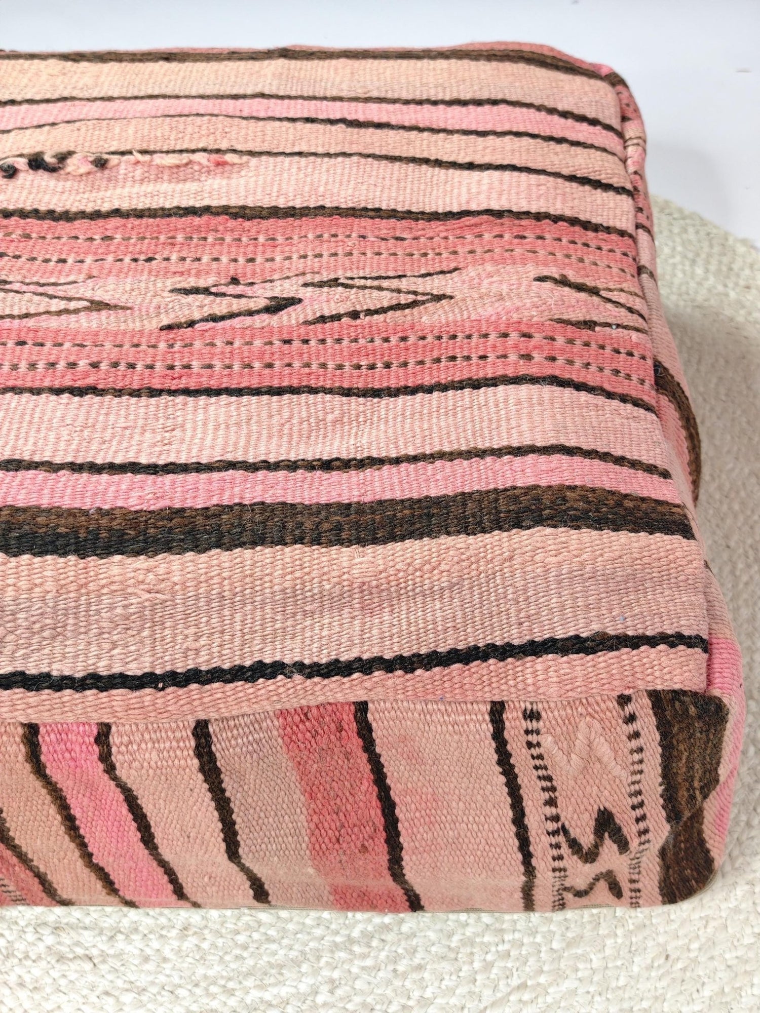 Marokkanischer Pouf mit Streifen Muster, Berber Bodenkissen pink rosa, Boho Sitzkissen aus Wolle, Vintage Kelim Bodenkissen, handarbeit - CocosyBerlin
