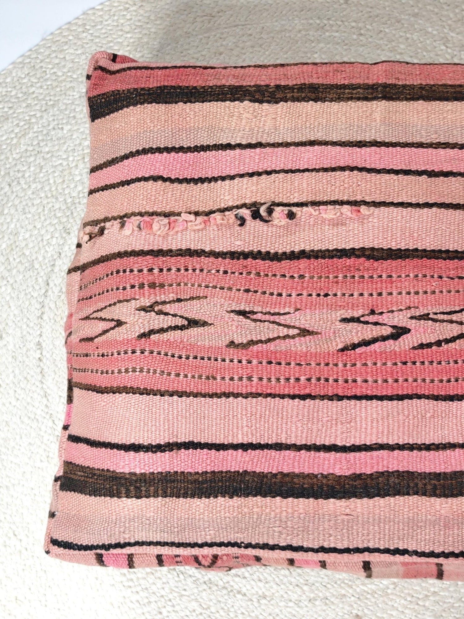 Marokkanischer Pouf mit Streifen Muster, Berber Bodenkissen pink rosa, Boho Sitzkissen aus Wolle, Vintage Kelim Bodenkissen, handarbeit - CocosyBerlin