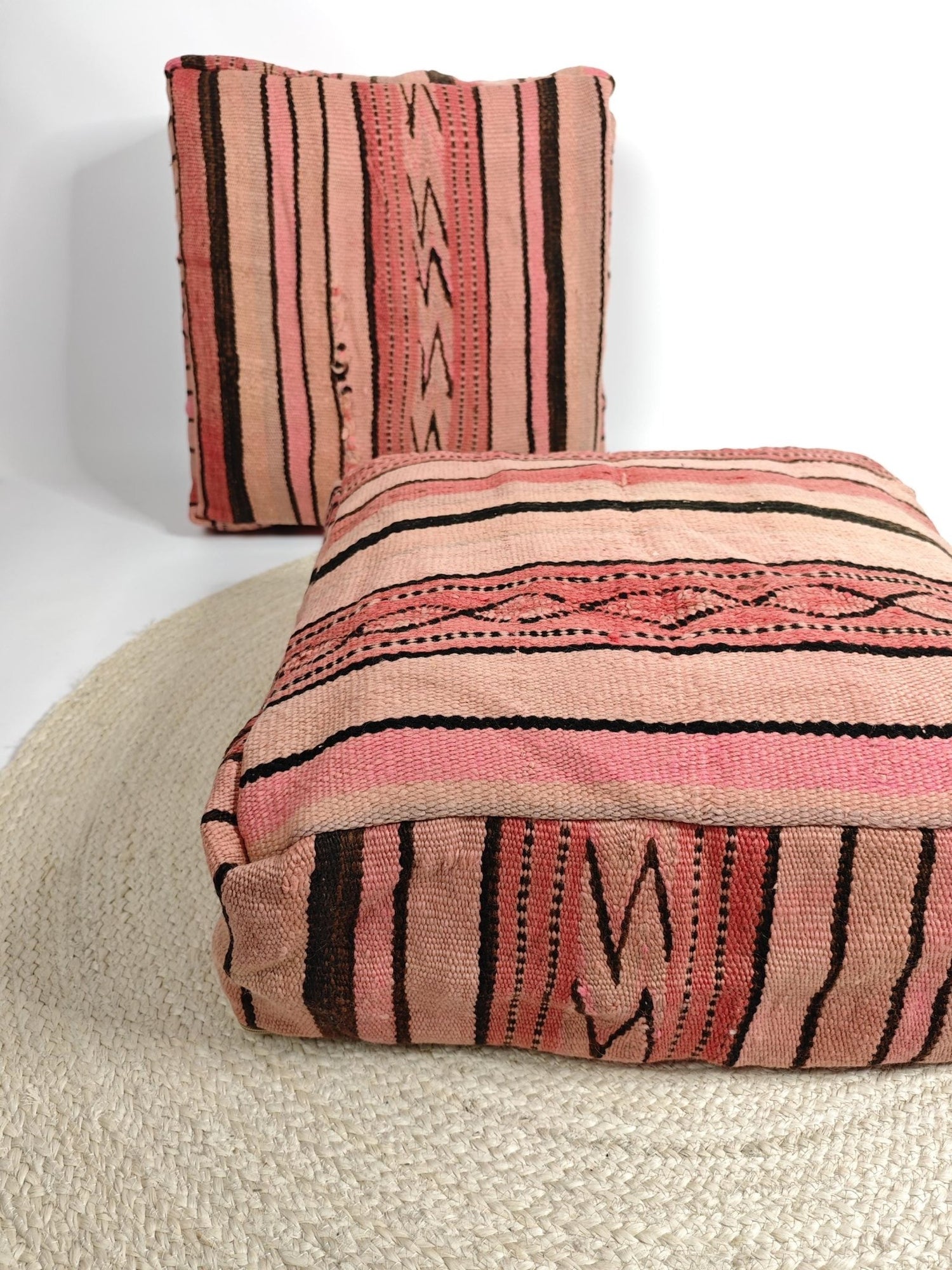 Marokkanischer Pouf mit Streifen Muster, Berber Bodenkissen pink rosa, Boho Sitzkissen aus Wolle, Vintage Kelim Bodenkissen, handarbeit - CocosyBerlin