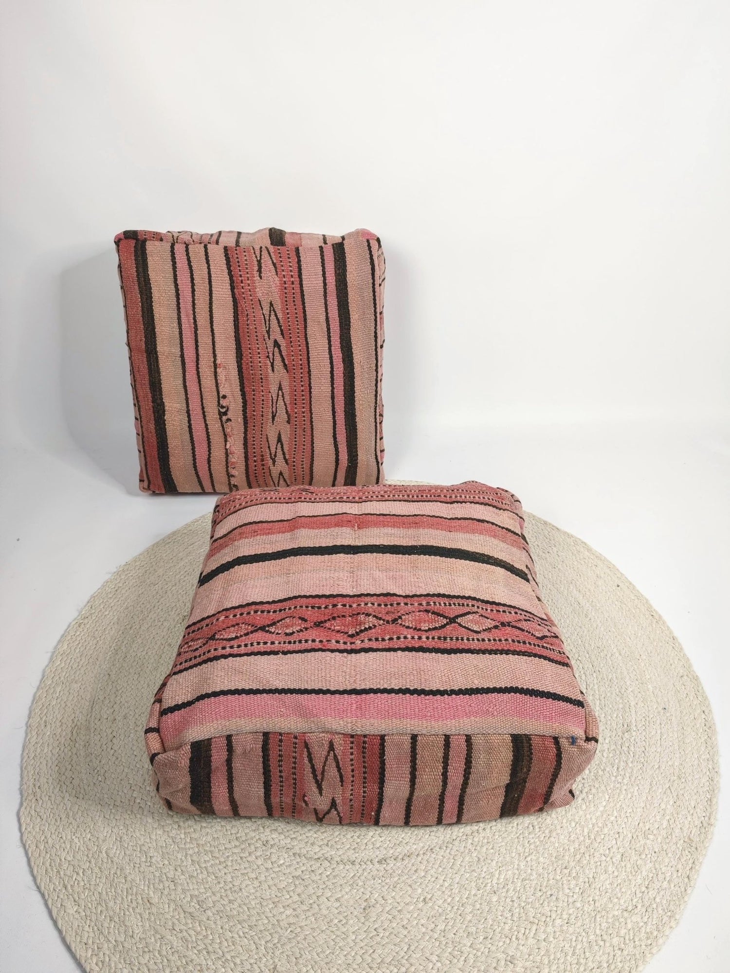 Marokkanischer Pouf mit Streifen Muster, Berber Bodenkissen pink rosa, Boho Sitzkissen aus Wolle, Vintage Kelim Bodenkissen, handarbeit - CocosyBerlin