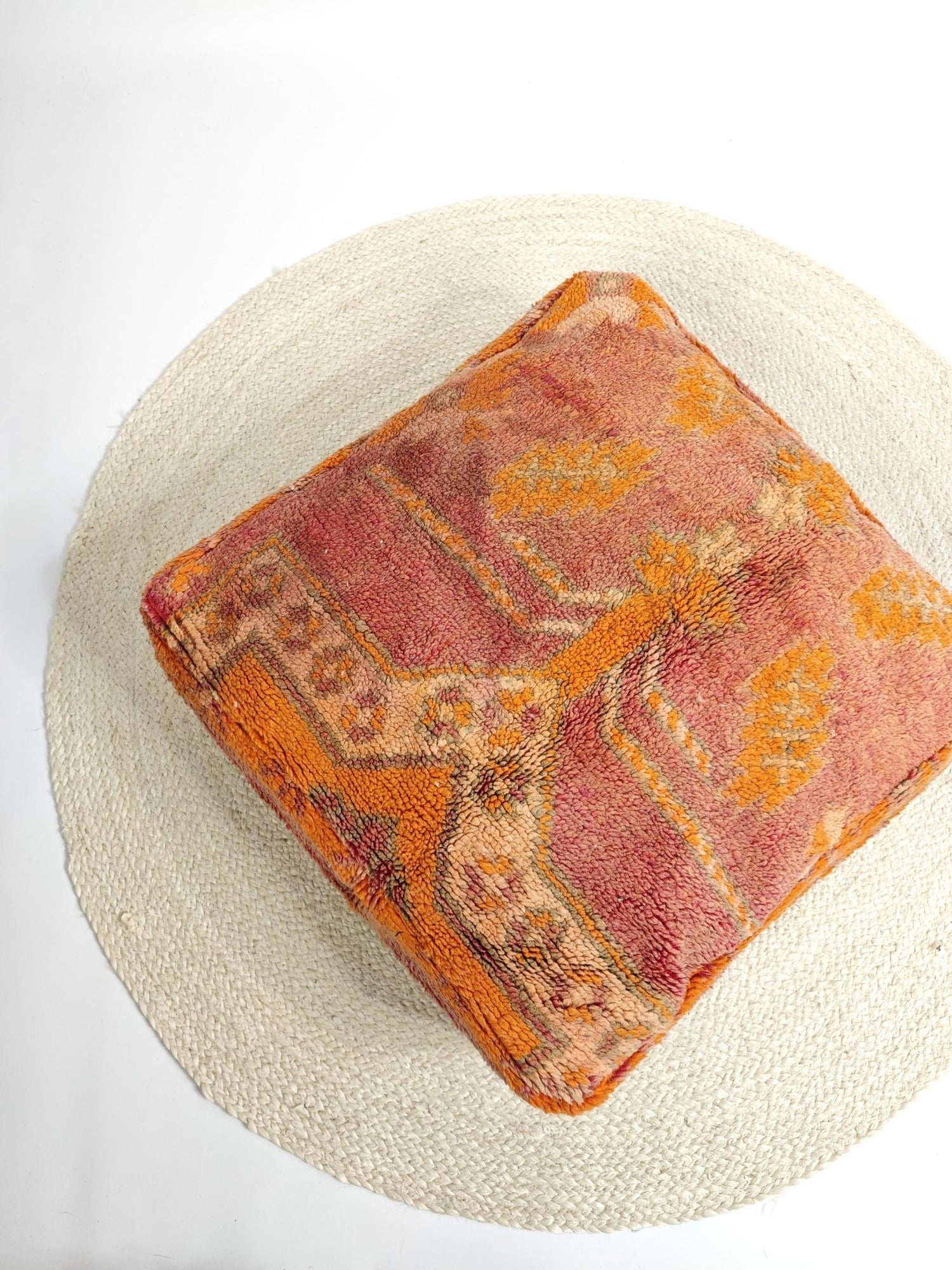Marokkanischer Vintage Pouf, Berber Bodenkissen, Sitzkissen aus 100% Wolle alt rosa und orange - CocosyBerlin