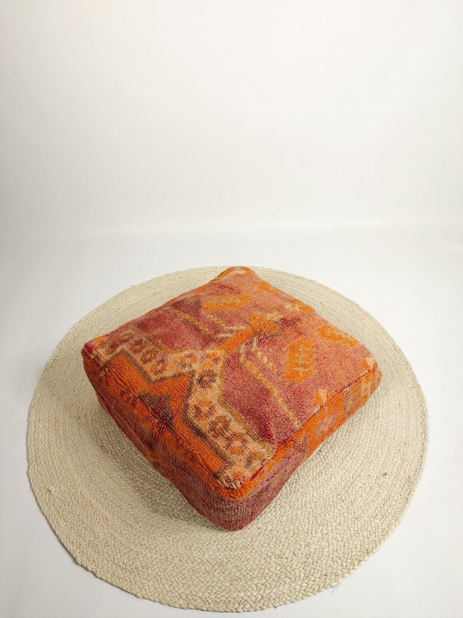 Marokkanischer Vintage Pouf, Berber Bodenkissen, Sitzkissen aus 100% Wolle alt rosa und orange - CocosyBerlin