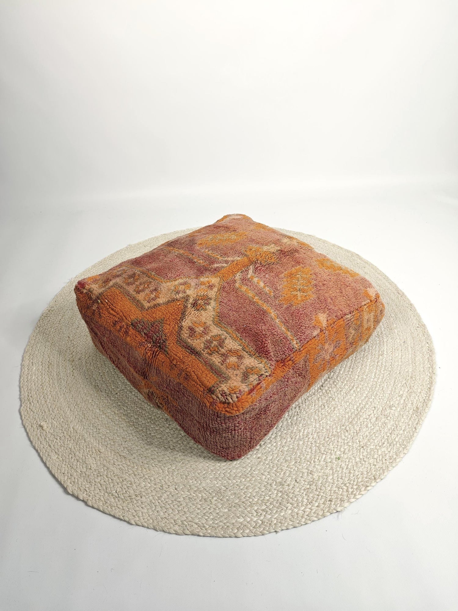 Marokkanischer Vintage Pouf, Berber Bodenkissen, Sitzkissen aus 100% Wolle alt rosa und orange