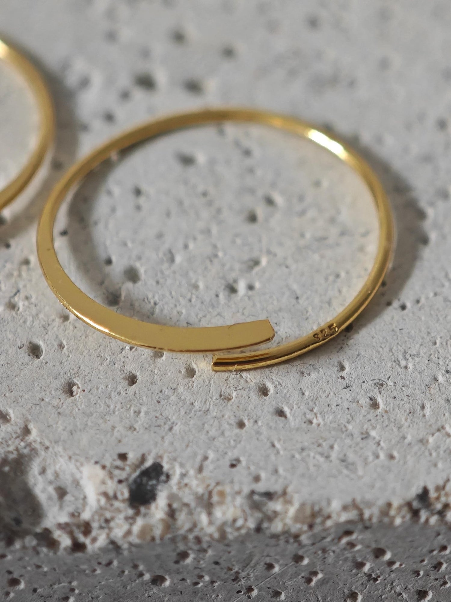 Offene Mini flache Creolen aus 925 Silber mit 18k Vergoldung, minimalistische kleine Ohrringe - CocosyBerlin