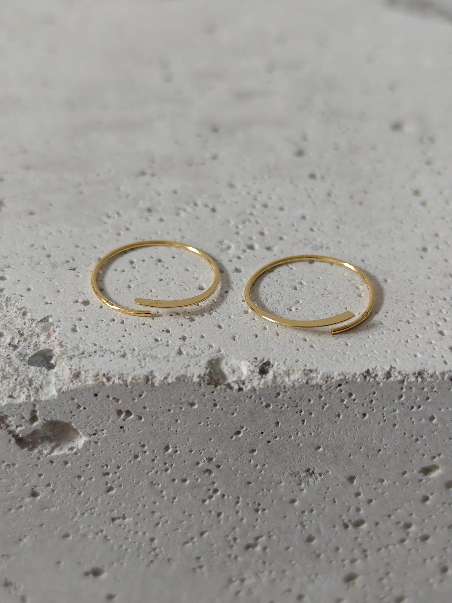 Offene Mini flache Creolen aus 925 Silber mit 18k Vergoldung, minimalistische kleine Ohrringe