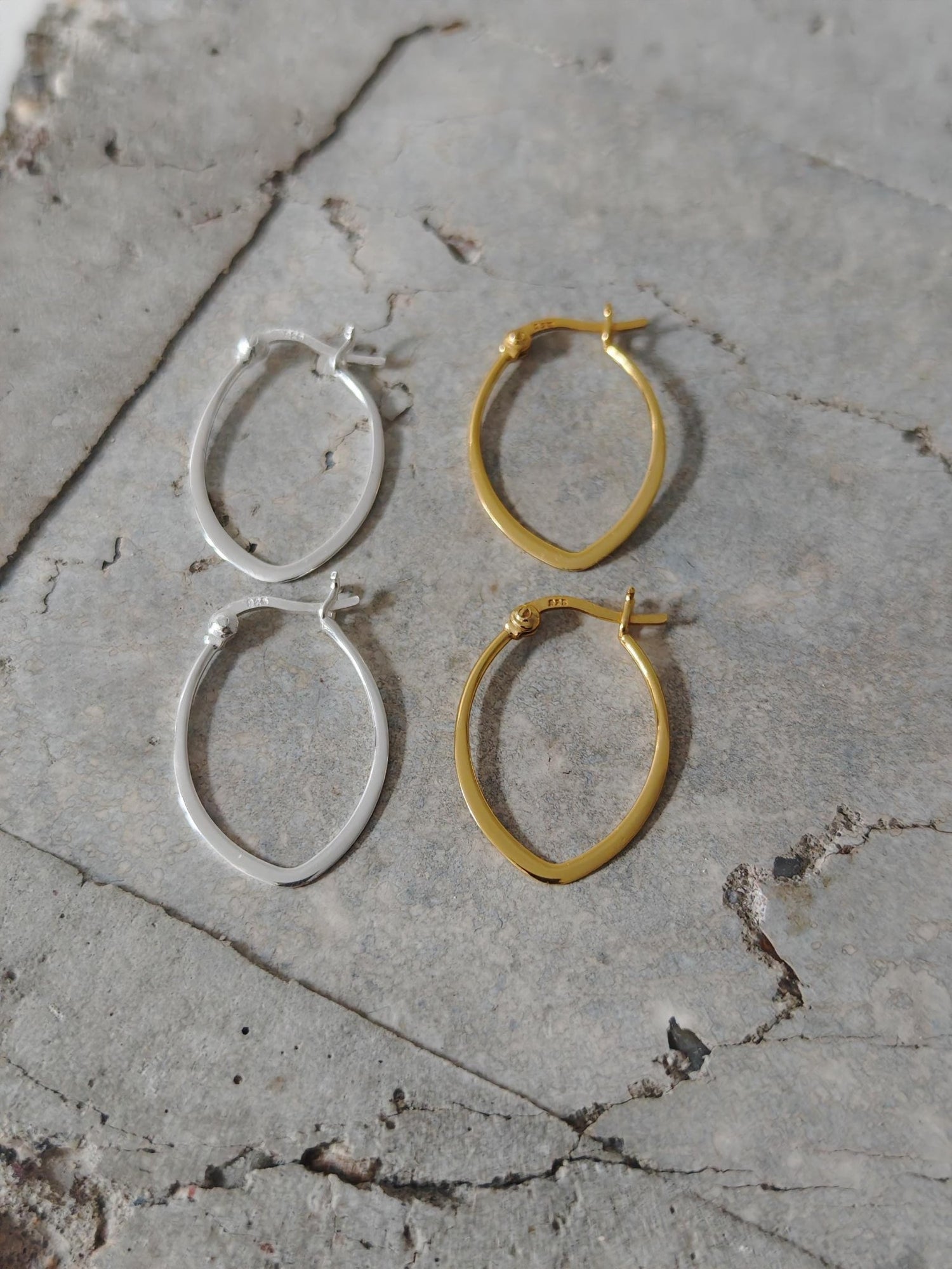 Flache Ovale Creolen aus 925 Silber, Kleine Minimalistische Ohrringe vergoldet - CocosyBerlin
