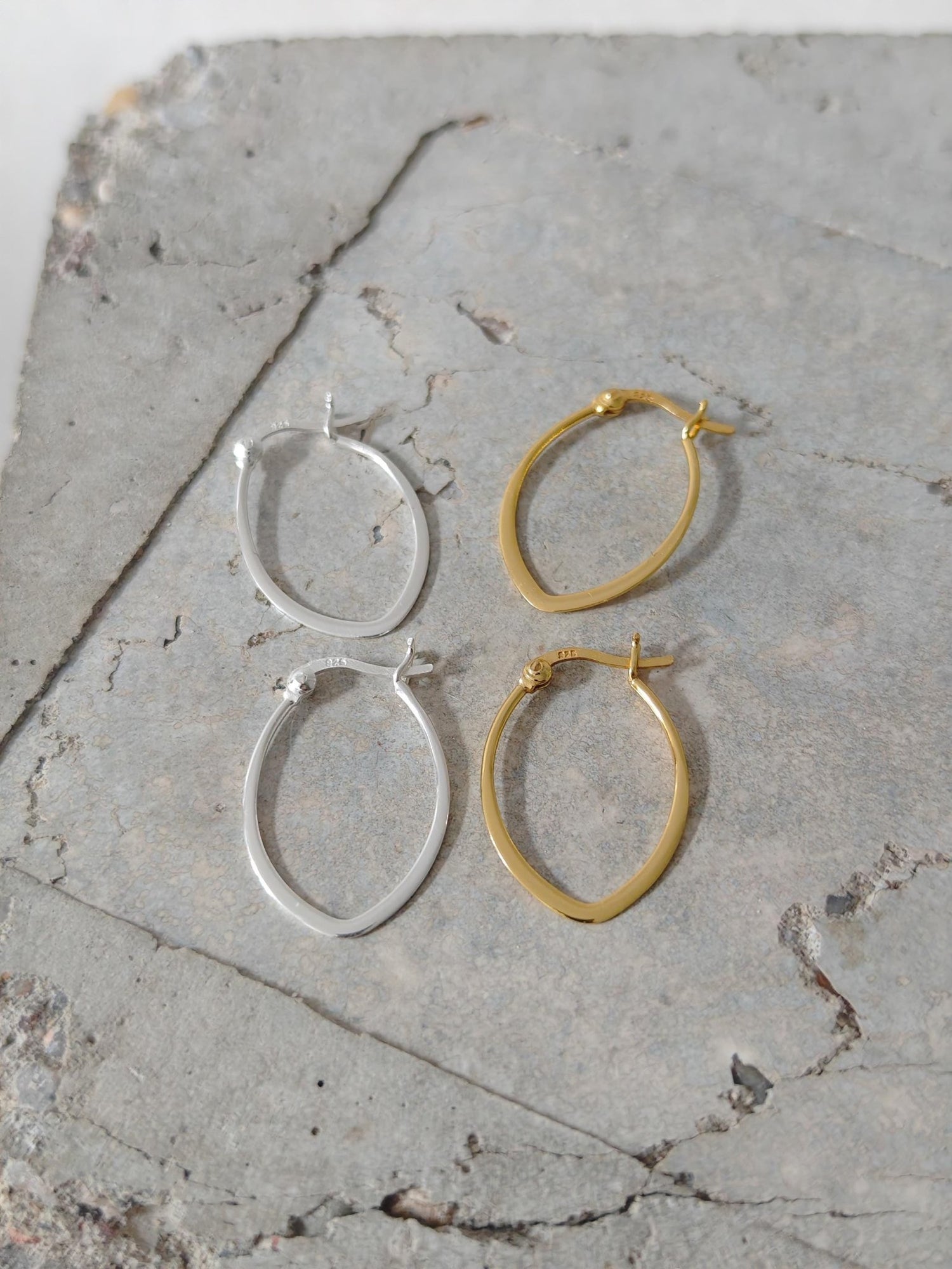 Flache Ovale Creolen aus 925 Silber, Kleine Minimalistische Ohrringe vergoldet - CocosyBerlin